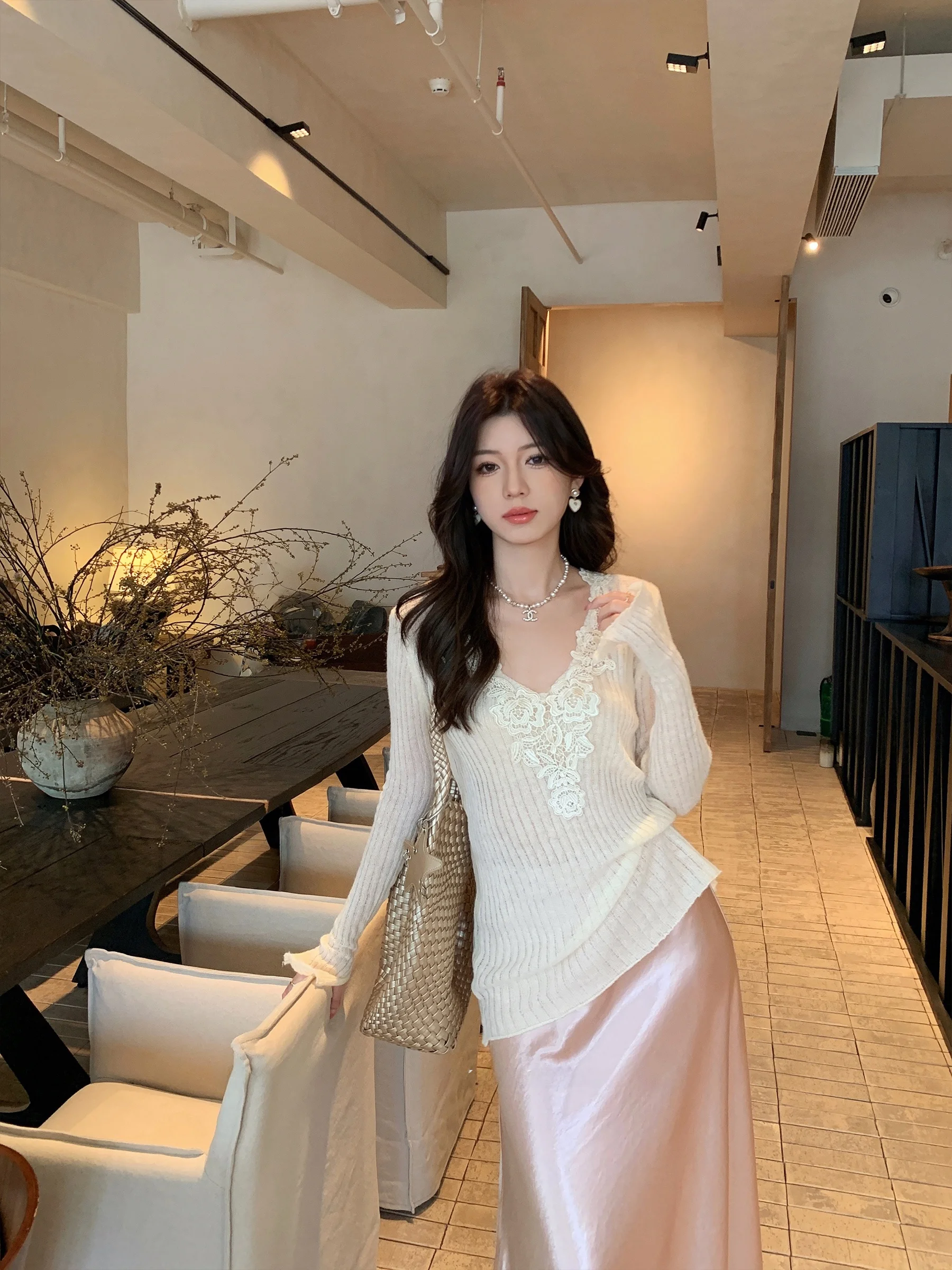 Soft Woolen Knitted Sweater Women's V-neck Bell Sleeve Striped Lace Pattern Spring Summer Casual Comfortable Korean Style
Soft Woolen Knitted Sweater Women's V-neck Bell Sleeve Striped Lace Pattern Spring Summer Casual Comfortable Korean Style