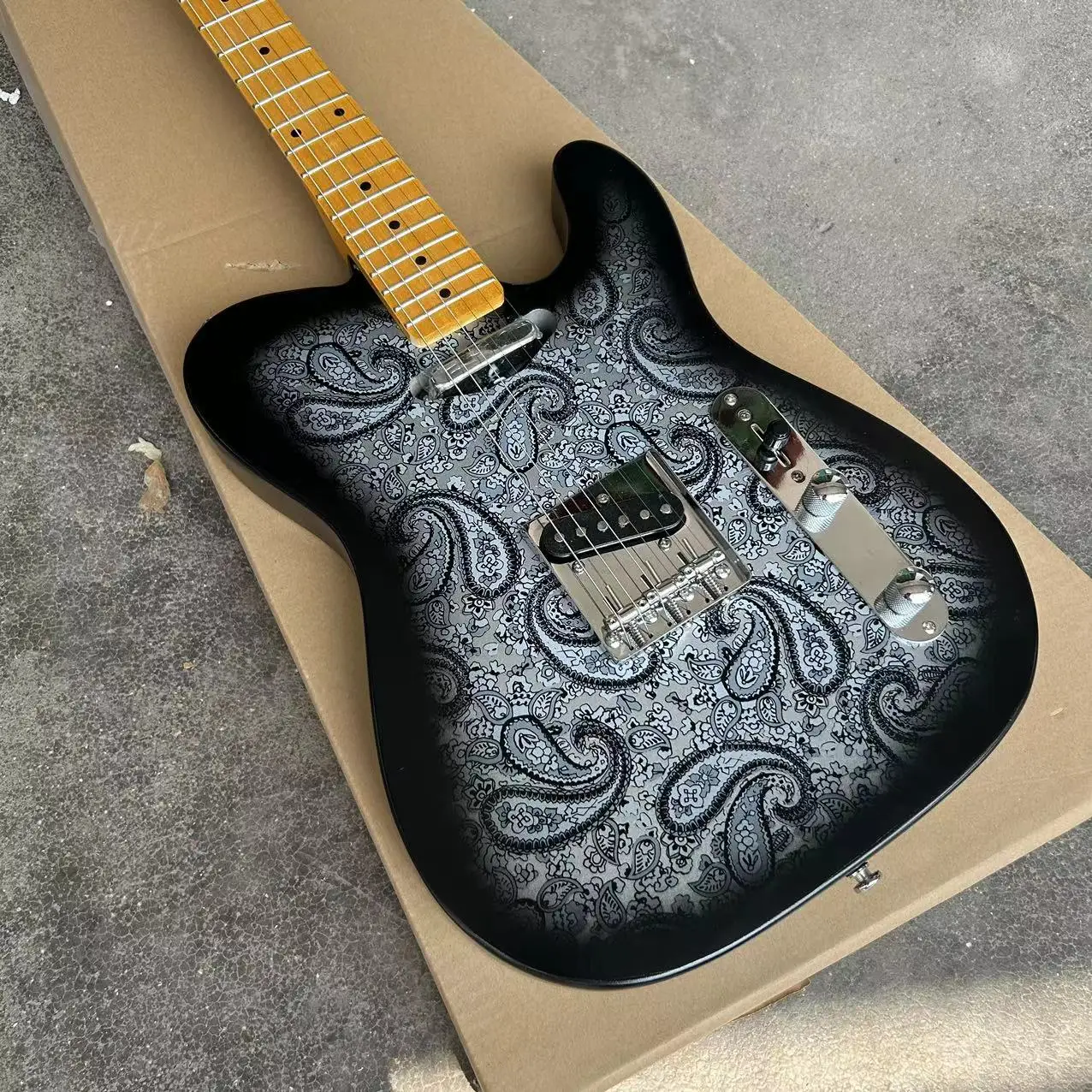 stock New Rick Electric Guitar, new bridge, gold plate, all colors,Oil painting veneer
stock New Rick Electric Guitar, new bridge, gold plate, all colors,Oil painting veneer