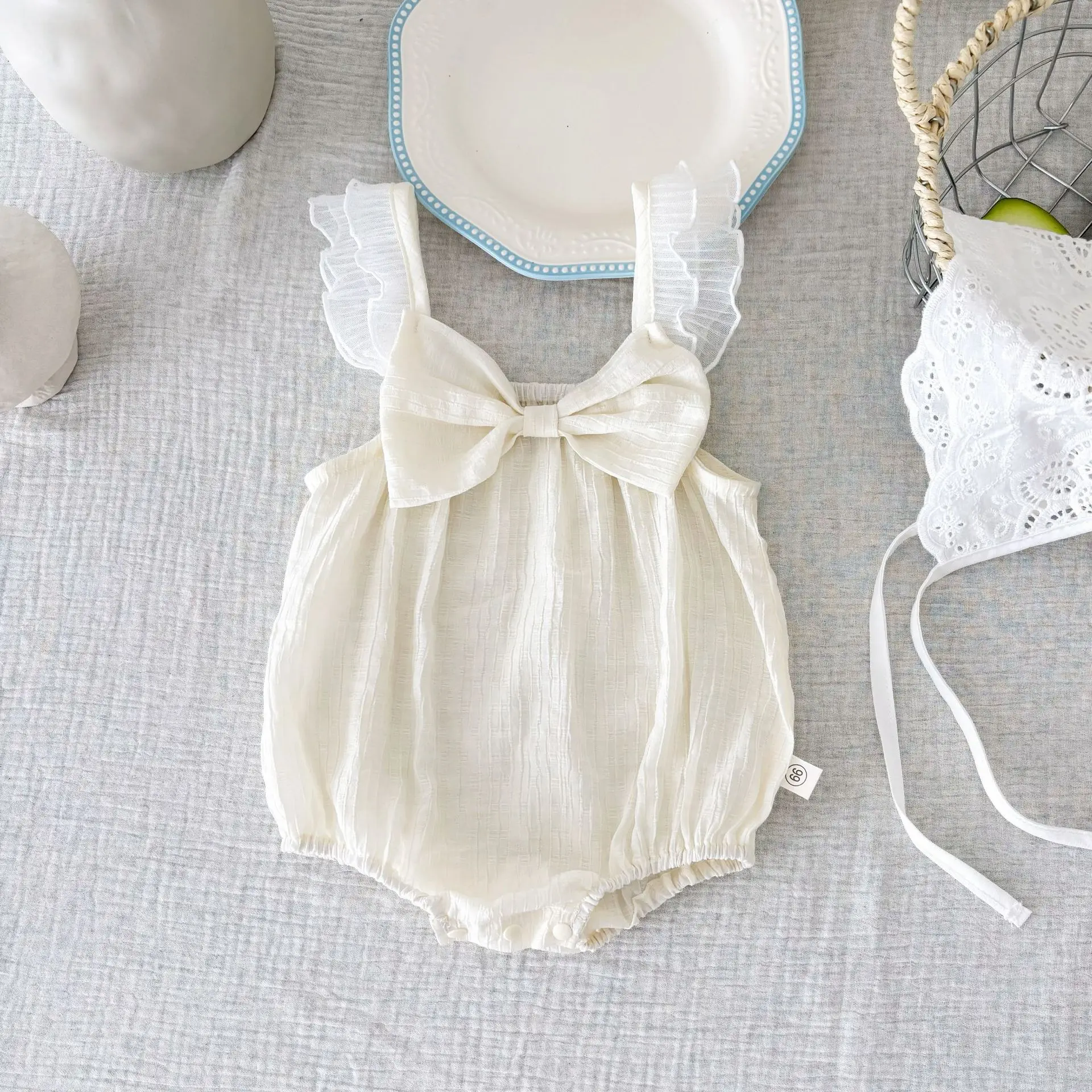 Girls Summer Rompers Mesh Suspender Bow Rompers 2025 Summer New Baby Thin Bag Fart Clothes Climbing Suit
Girls Summer Rompers Mesh Suspender Bow Rompers 2025 Summer New Baby Thin Bag Fart Clothes Climbing Suit