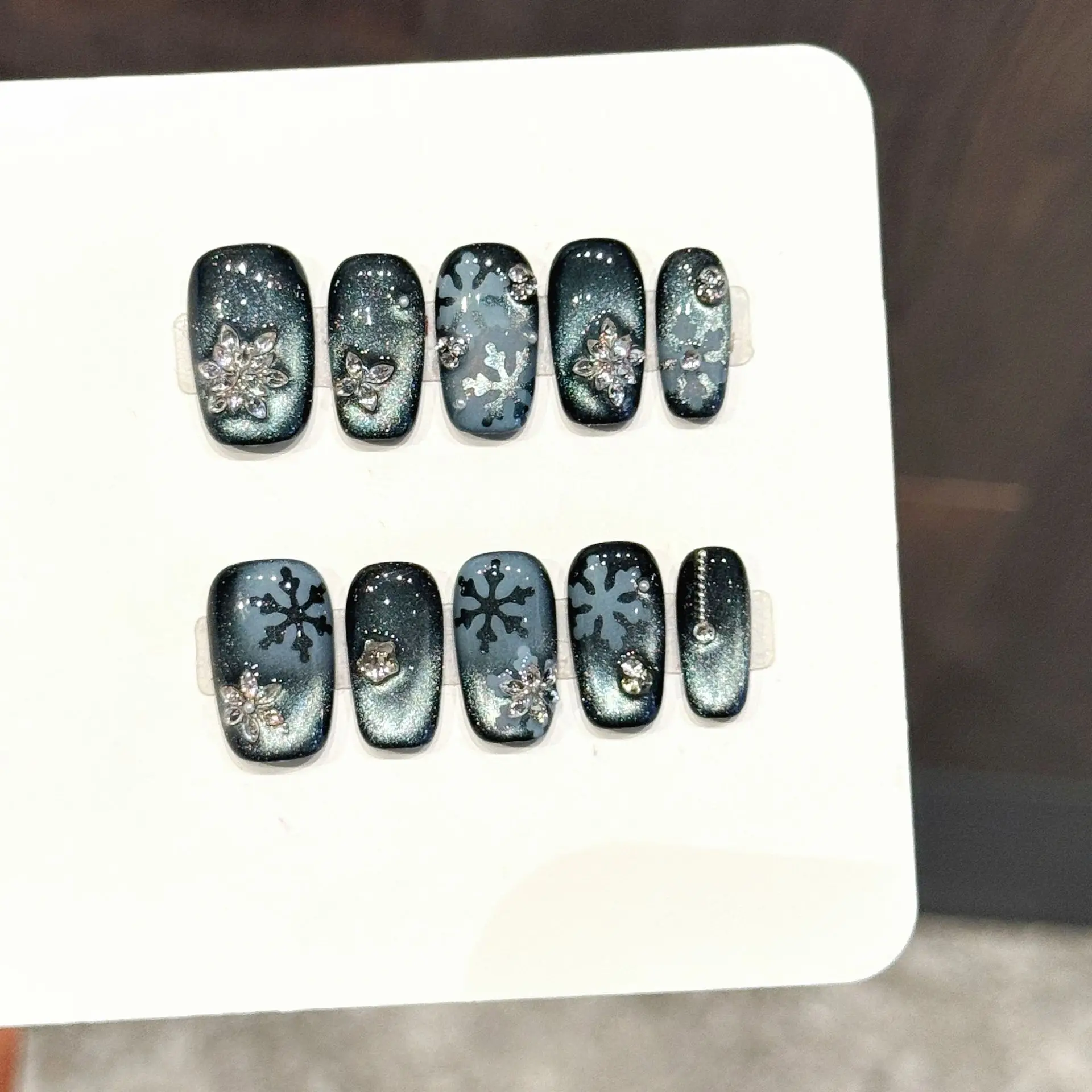 10PCS Square Handmade Press On Nails,Dark Blue Snowflakes,Suitable For Festivals Parties And Daily Wear.
10PCS Square Handmade Press On Nails,Dark Blue Snowflakes,Suitable For Festivals Parties And Daily Wear.