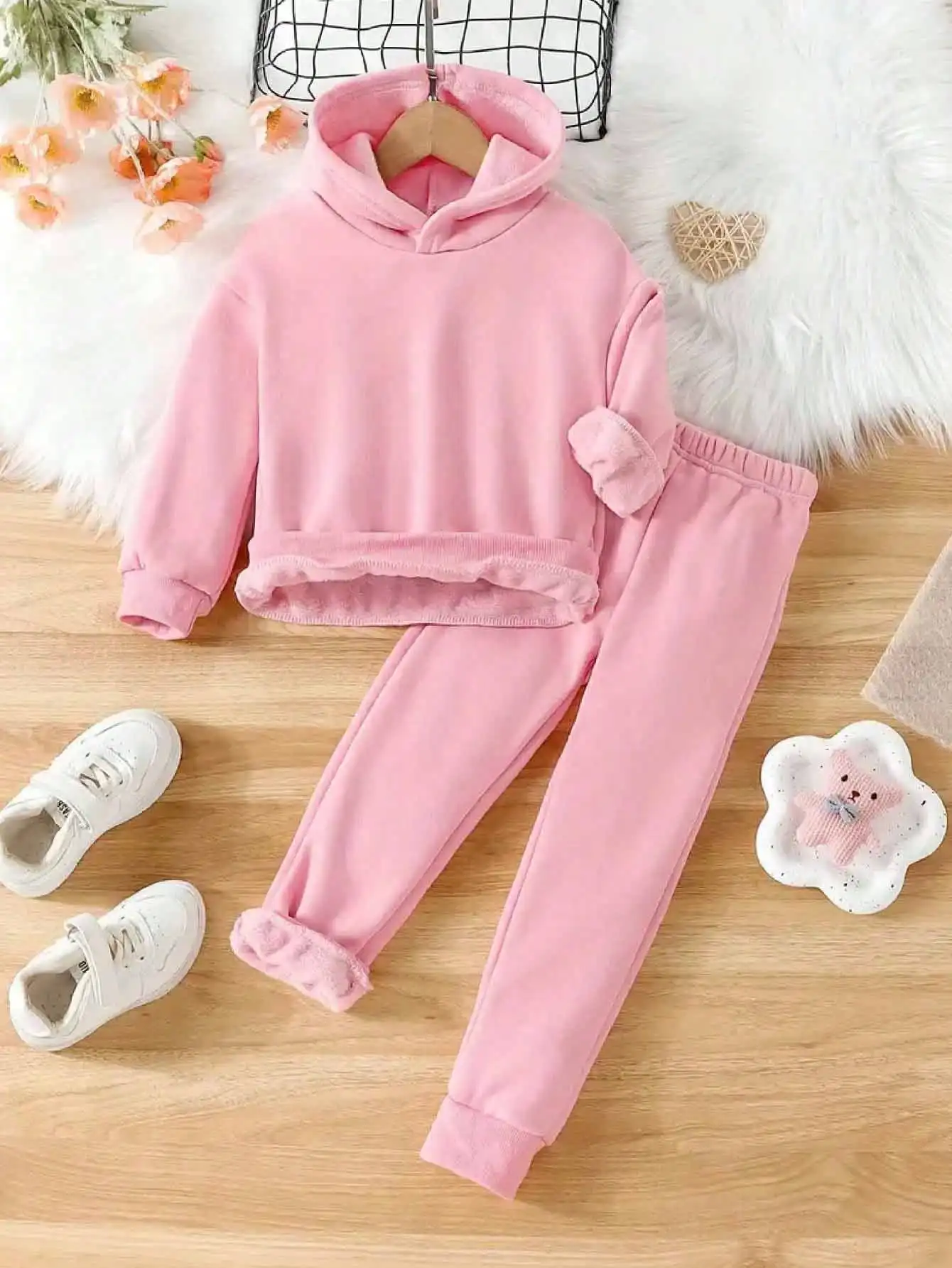 Two girls' solid color sets, casual long sleeved tops, children's clothing for spring, autumn, and winter, popular styles
Two girls' solid color sets, casual long sleeved tops, children's clothing for spring, autumn, and winter, popular styles