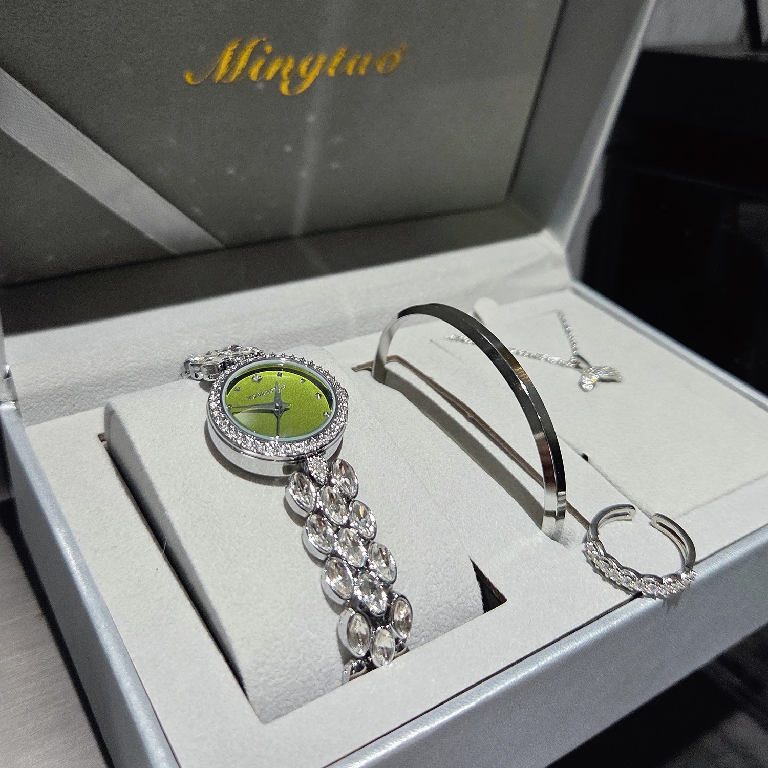 Mermaid Full Diamond High Beauty Value Women's Bracelet Watch Fashion Temperament Women's Watch High Sense Watch Gift Box suit
Mermaid Full Diamond High Beauty Value Women's Bracelet Watch Fashion Temperament Women's Watch High Sense Watch Gift Box suit