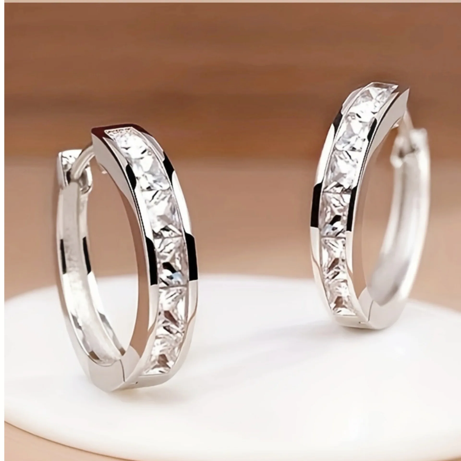 Серьги из стерлингового серебра 925 пробы с цирконием в форме цветка для женщин, роскошные свадебные украшения, элегантные женские аксессуары, модный подарок ER369
Серьги из стерлингового серебра 925 пробы с цирконием в форме цветка для женщин, роскошные свадебные украшения, элегантные женские аксессуары, модный подарок ER369