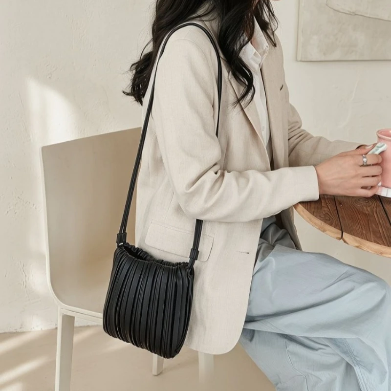 Women's Ruched Faux Leather Crossbody Bag Phone Purse Small Square Shoulder Bag Daily Summer Elegant Versatile
Women's Ruched Faux Leather Crossbody Bag Phone Purse Small Square Shoulder Bag Daily Summer Elegant Versatile