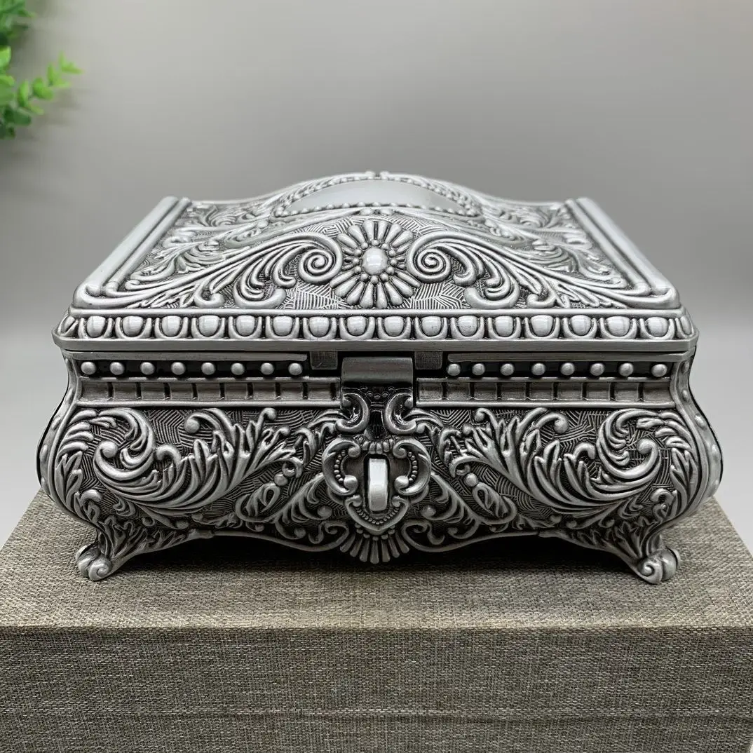 Old Tibetan white copper silver-plated, large jewelry box Size: 16.5 × 7.5 × cm Weight: 18.5g
Old Tibetan white copper silver-plated, large jewelry box Size: 16.5 × 7.5 × cm Weight: 18.5g