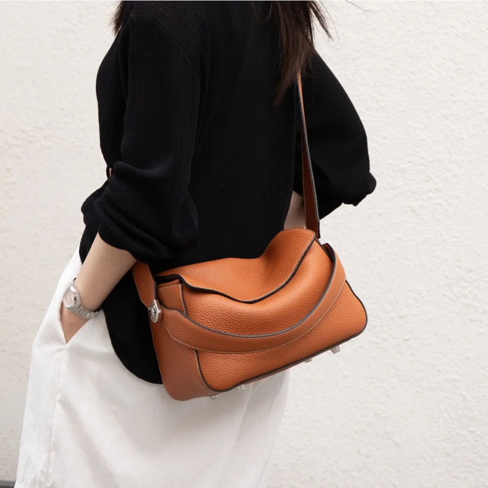New Leather Handbag Women's First Layer Cowhide Hand Carry Shoulder Messenger Bag High-end Niche Design Pillow Bag Women Casual
New Leather Handbag Women's First Layer Cowhide Hand Carry Shoulder Messenger Bag High-end Niche Design Pillow Bag Women Casual