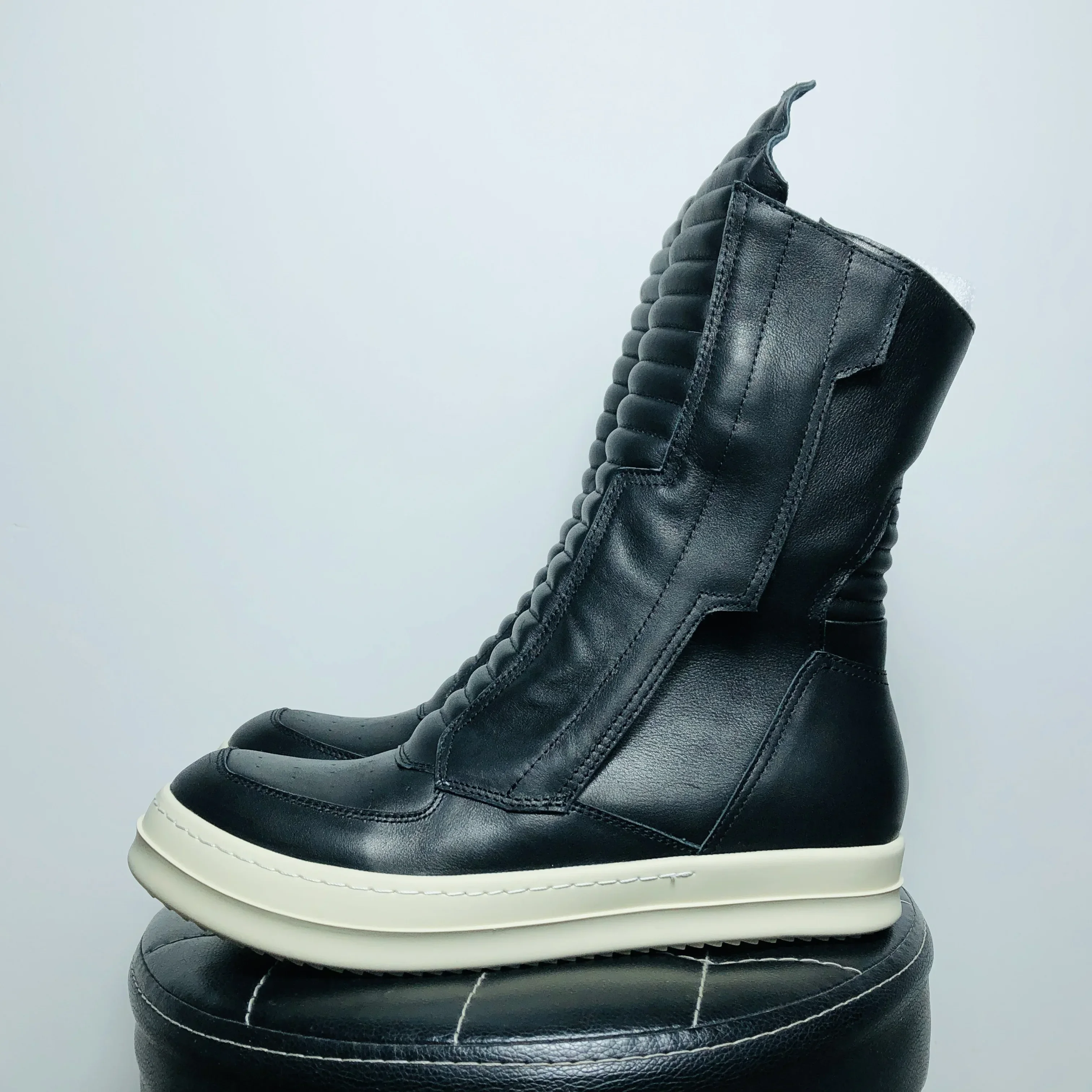 Men High Top Shoes Leather Women Motorcycle Sneakers Casual Platform Luxury Zip Autumn Designer Boots
Men High Top Shoes Leather Women Motorcycle Sneakers Casual Platform Luxury Zip Autumn Designer Boots