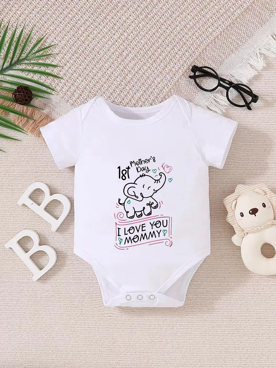 Playful letter-printed baby short-sleeve triangle bodysuit. Button closure for easy dressing, machine washable
Playful letter-printed baby short-sleeve triangle bodysuit. Button closure for easy dressing, machine washable