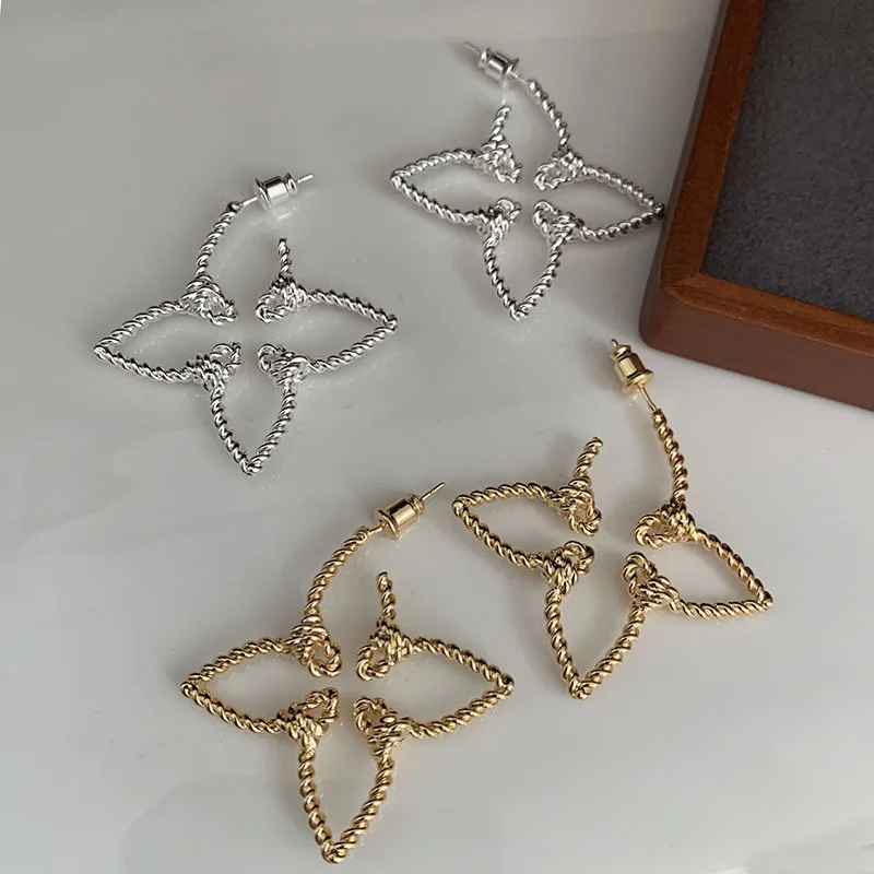 French hollowed out earrings exude a ladylike and elegant charm, while leaf earrings exude a refined elegance
French hollowed out earrings exude a ladylike and elegant charm, while leaf earrings exude a refined elegance