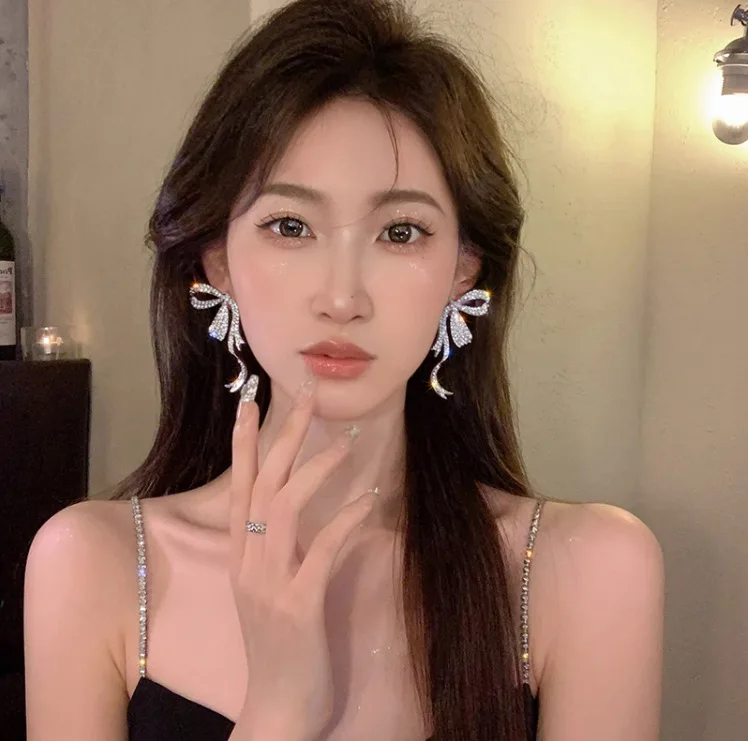 Exquisite Exaggerated Big Bow Rhinestone Earrings for Women Fashion Bridal Wedding Long Tassel Earring Jewelry Christmas Present
Exquisite Exaggerated Big Bow Rhinestone Earrings for Women Fashion Bridal Wedding Long Tassel Earring Jewelry Christmas Present