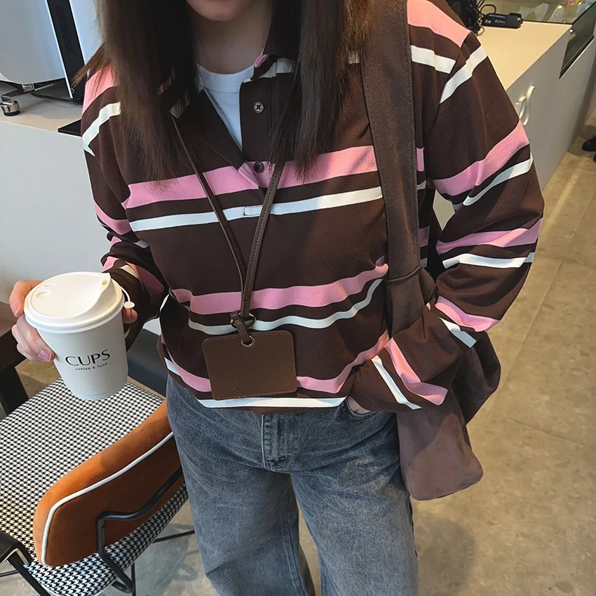 New brown striped polo shirt, loose long sleeved T-shirt with a stylish and casual design
New brown striped polo shirt, loose long sleeved T-shirt with a stylish and casual design