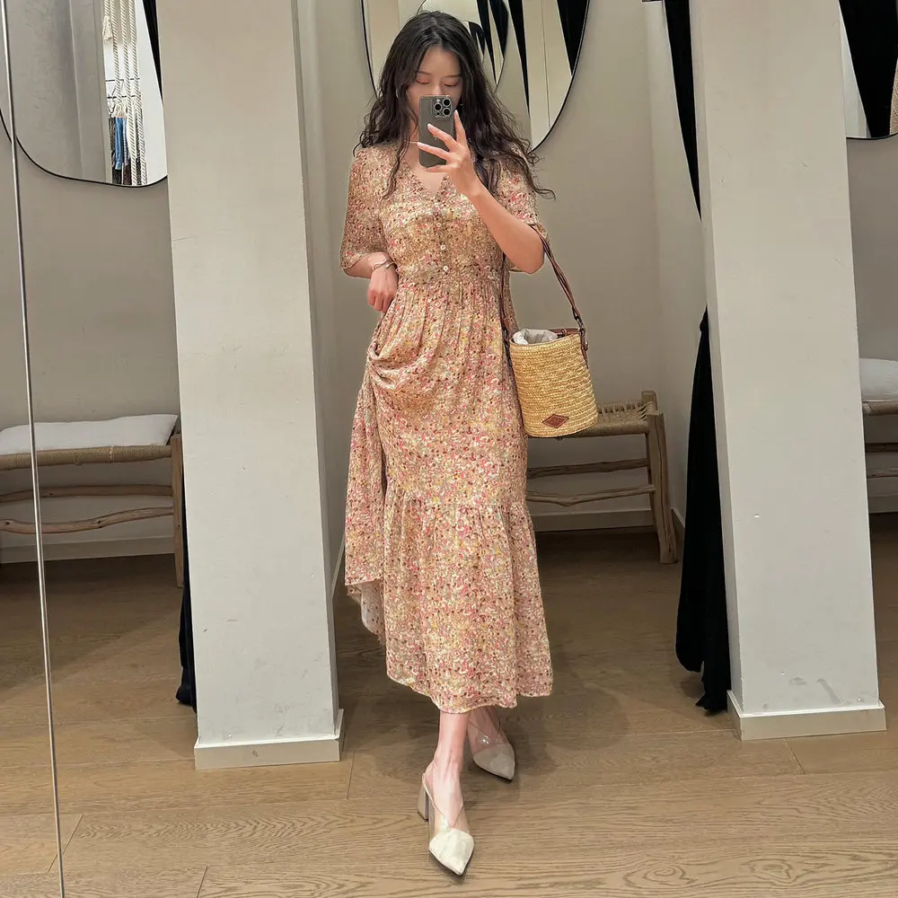 MICOAT Windsor Estate Romantic Summer Rose Floral Waist Cinched Skirt Dress V-Neck High Waist A-Line Short Sleeve Gown
MICOAT Windsor Estate Romantic Summer Rose Floral Waist Cinched Skirt Dress V-Neck High Waist A-Line Short Sleeve Gown