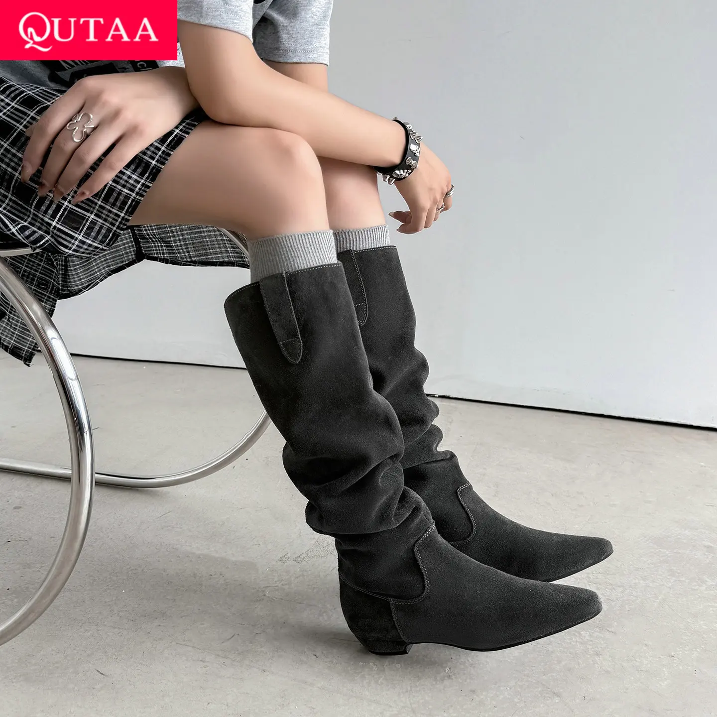 QUTAA 2026, модные женские сапоги до колена из коровьей замши, зимняя женская обувь на высоком каблуке, длинные сапоги с острым носком, женское платье 34-40
QUTAA 2026, модные женские сапоги до колена из коровьей замши, зимняя женская обувь на высоком каблуке, длинные сапоги с острым носком, женское платье 34-40