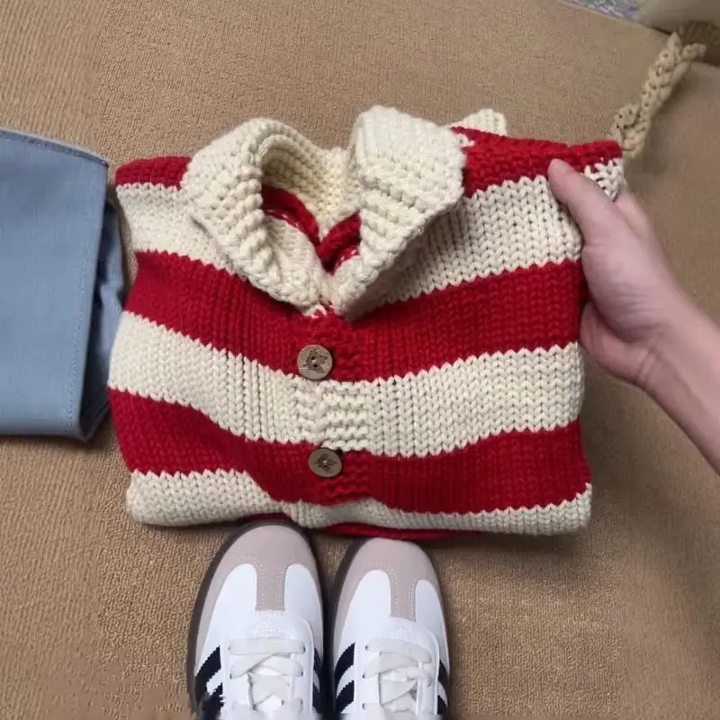 Christmas Style Contrasting Striped Red Sweater for Women in Autumn and Winter Semi Open Collar Thick Knit Sweater Trend
Christmas Style Contrasting Striped Red Sweater for Women in Autumn and Winter Semi Open Collar Thick Knit Sweater Trend