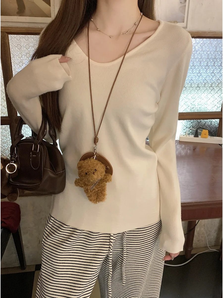 Women's V-Neck Knitwear Slim Fit Versatile Inner Wear Top Early Autumn Fashion Cotton Blend Long Sleeve Soft Touch Sweatshirt
Women's V-Neck Knitwear Slim Fit Versatile Inner Wear Top Early Autumn Fashion Cotton Blend Long Sleeve Soft Touch Sweatshirt