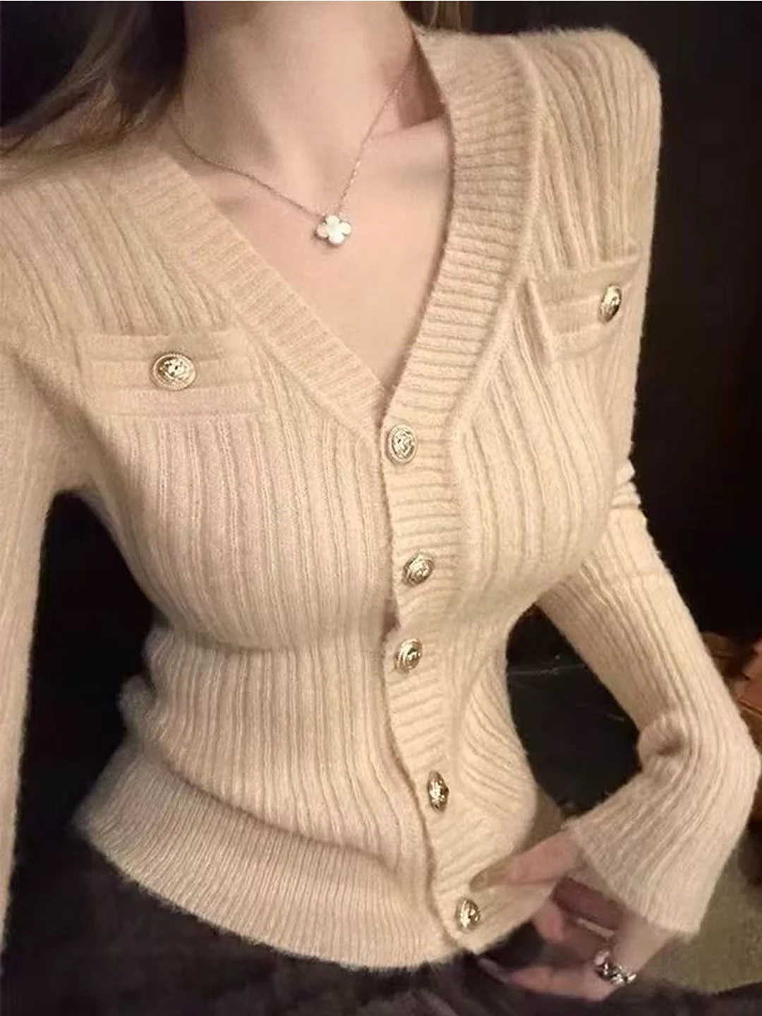 Retro Versatile Early Spring New Style Knitted Sweater Women Slim V-Neck Design Sense Top Fashionable All-Match Small Fragran...
Retro Versatile Early Spring New Style Knitted Sweater Women Slim V-Neck Design Sense Top Fashionable All-Match Small Fragran...