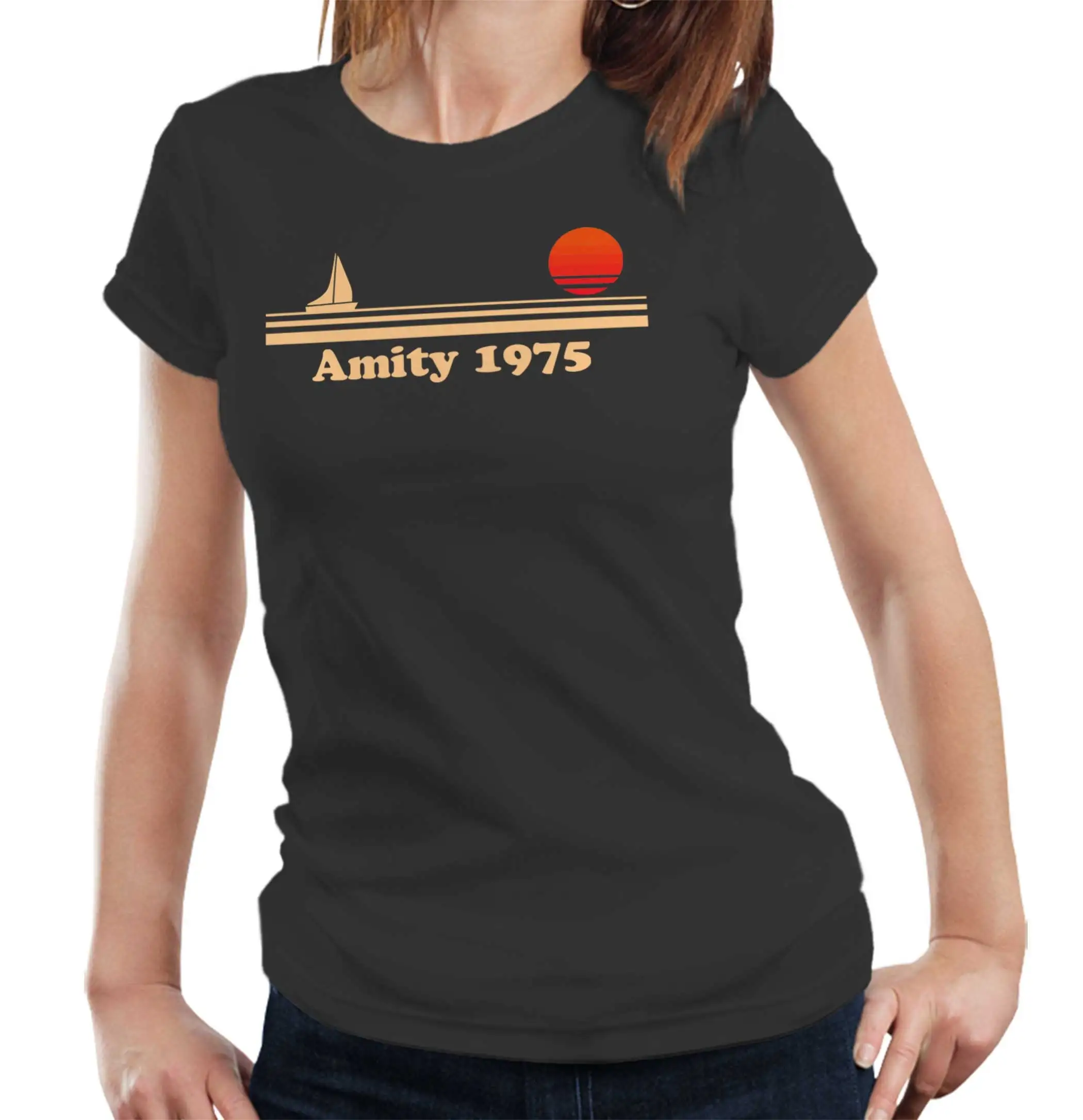 Amity 1975 приталенная женская футболка с акулами челюсти Ретро Винтажные боковые швы классический размер 100 хлопок
Amity 1975 приталенная женская футболка с акулами челюсти Ретро Винтажные боковые швы классический размер 100 хлопок