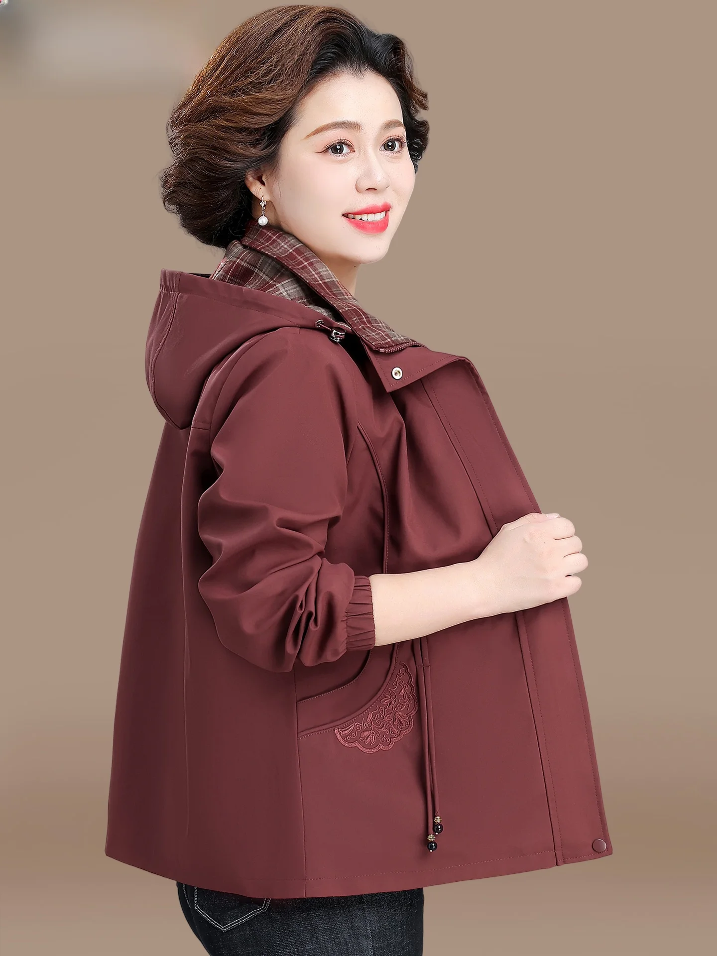 Повседневная осенняя куртка для женщин старше 50 лет: модная модель для зрелых дам, брендовая, с капюшоном, на молнии
Повседневная осенняя куртка для женщин старше 50 лет: модная модель для зрелых дам, брендовая, с капюшоном, на молнии