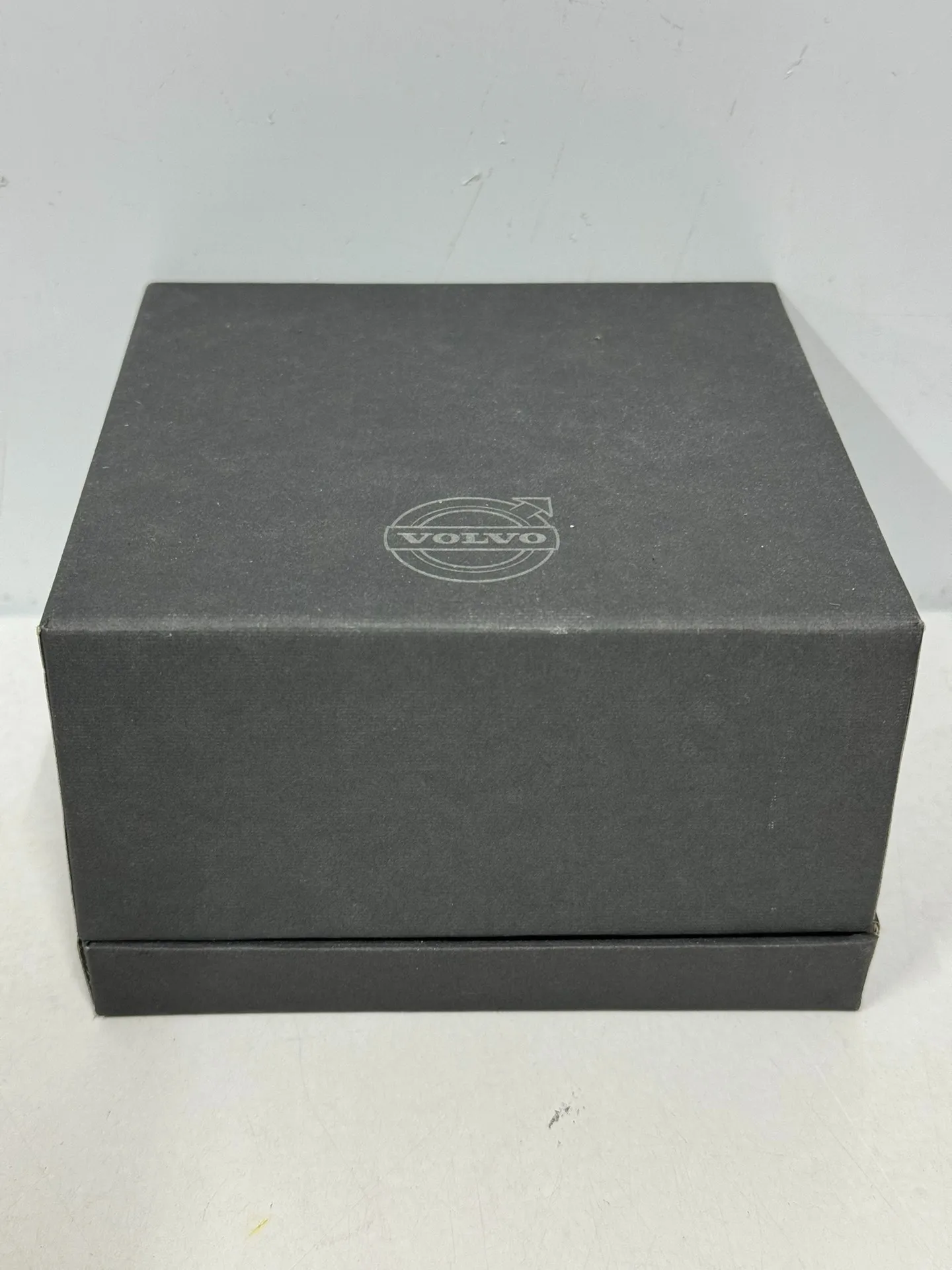 Литой под давлением Norev масштаб 1/43 Volvo P1800, подарочная коробка, модель автомобиля из сплава, Коллекционная игрушка, подарок, сувенир, украшение для дисплея 
Литой под давлением Norev масштаб 1/43 Volvo P1800, подарочная коробка, модель автомобиля из сплава, Коллекционная игрушка, подарок, сувенир, украшение для дисплея