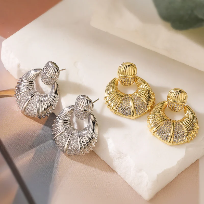 Minimalist Luxury Copper Plated 18K Gold Zircon Geometric for Women, Niche High-End Vintage Earrings New
Minimalist Luxury Copper Plated 18K Gold Zircon Geometric for Women, Niche High-End Vintage Earrings New