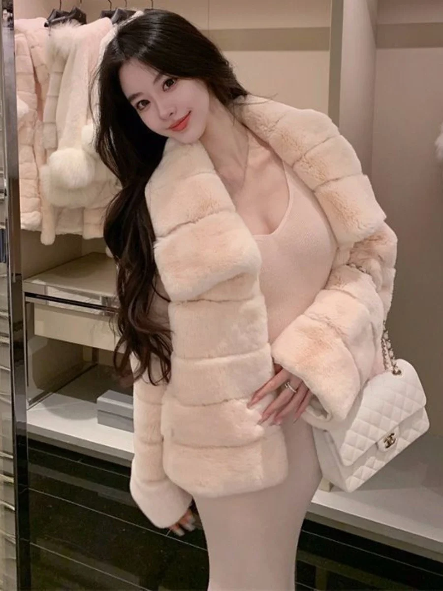 Eco-Friendly Velvet Simulation Coat 2025 Women's Fashion Short Stylish Artificial Fur Outerwear Warm Casual Style for Daily Use
Eco-Friendly Velvet Simulation Coat 2025 Women's Fashion Short Stylish Artificial Fur Outerwear Warm Casual Style for Daily Use