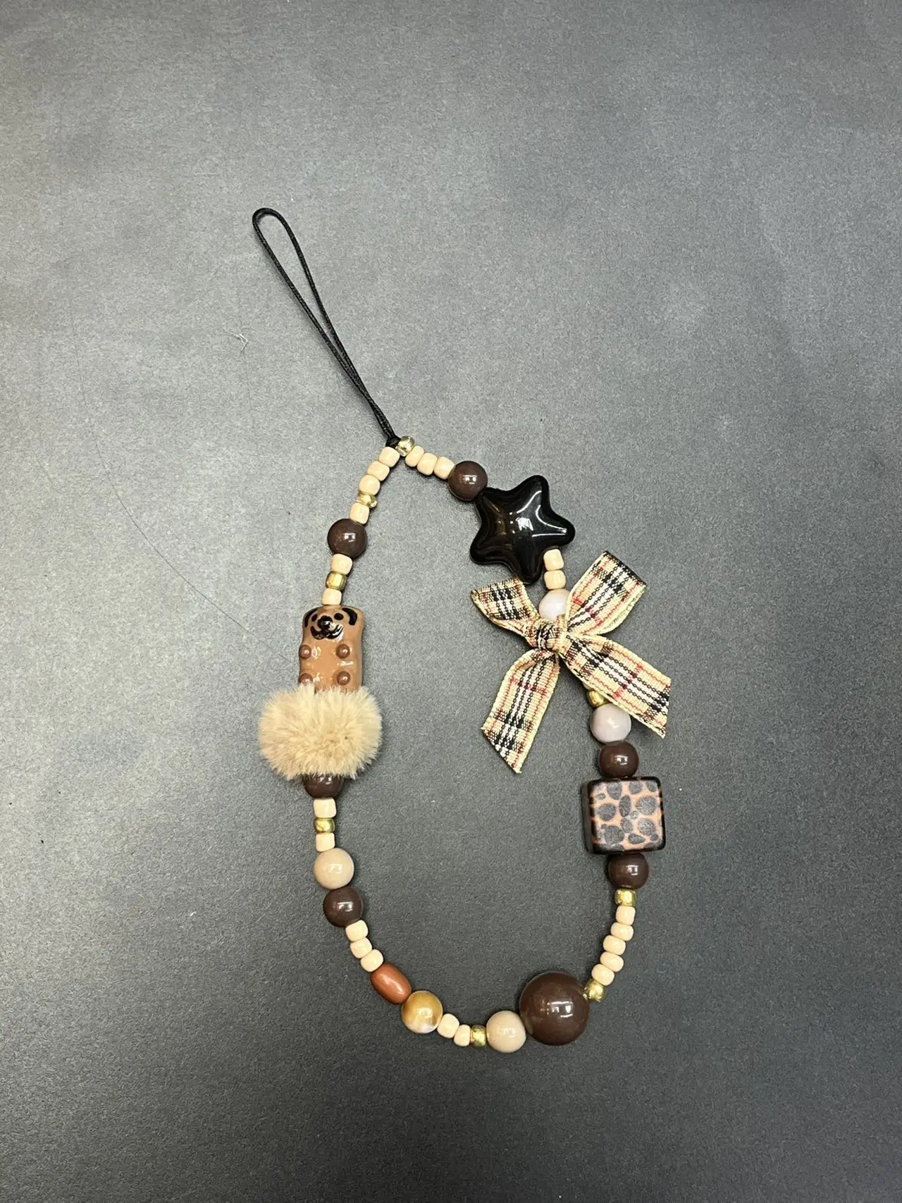 Новый модный аксессуар подходит для телефонов, сумок и брелков.
Новый модный аксессуар подходит для телефонов, сумок и брелков.