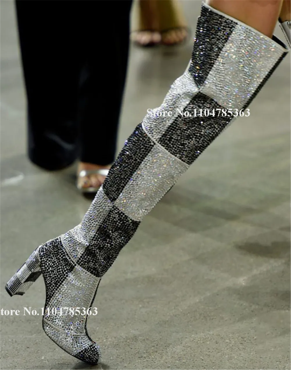 Сапоги выше колена с блестящими серебристо-черными стразами в стиле пэчворк на массивном каблуке с круглым носком и кристаллами, длинные сапоги на толстом каблуке
Сапоги выше колена с блестящими серебристо-черными стразами в стиле пэчворк на массивном каблуке с круглым носком и кристаллами, длинные сапоги на толстом каблуке