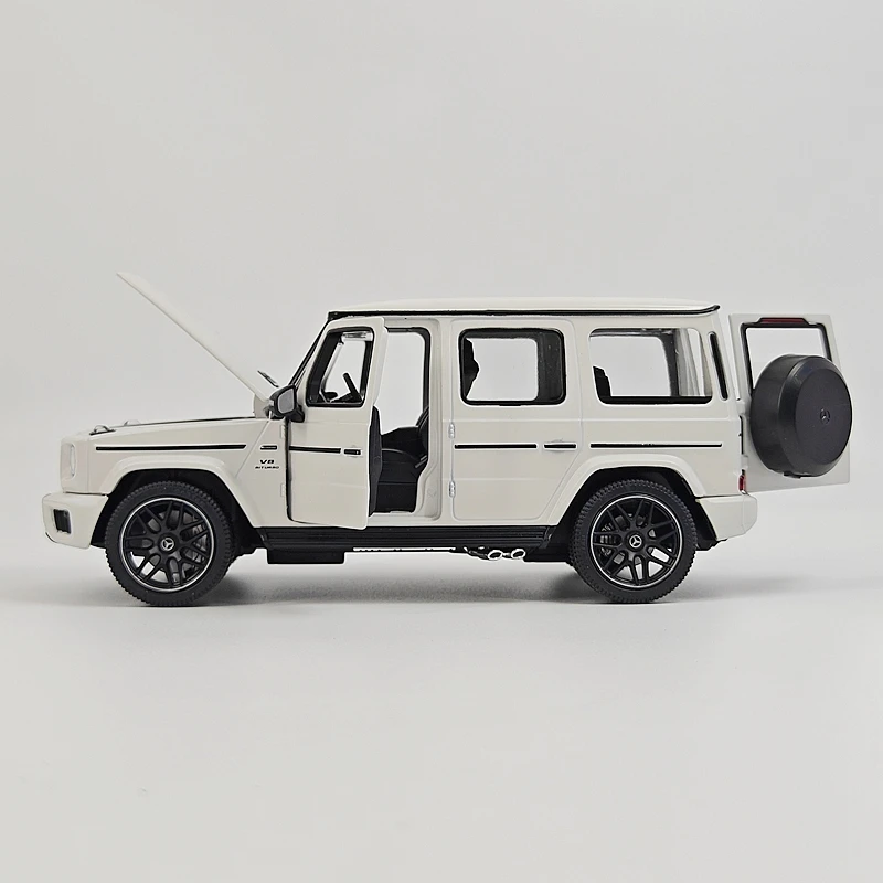 rastar 1:24 Mercedes Benz G63 alloy model doors and the front hood and trunk door can also be opened rich in details
rastar 1:24 Mercedes Benz G63 alloy model doors and the front hood and trunk door can also be opened rich in details