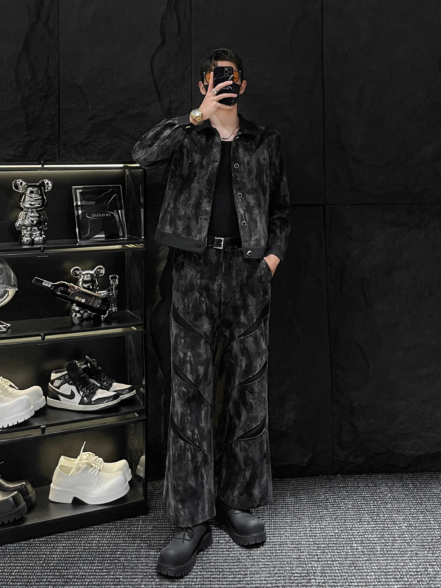 Модный комплект: джинсовая куртка и прямые брюки для мужчин, с дизайном в стиле тай-дай и вставками, прямой крой, длинные брюки.
Модный комплект: джинсовая куртка и прямые брюки для мужчин, с дизайном в стиле тай-дай и вставками, прямой крой, длинные брюки.