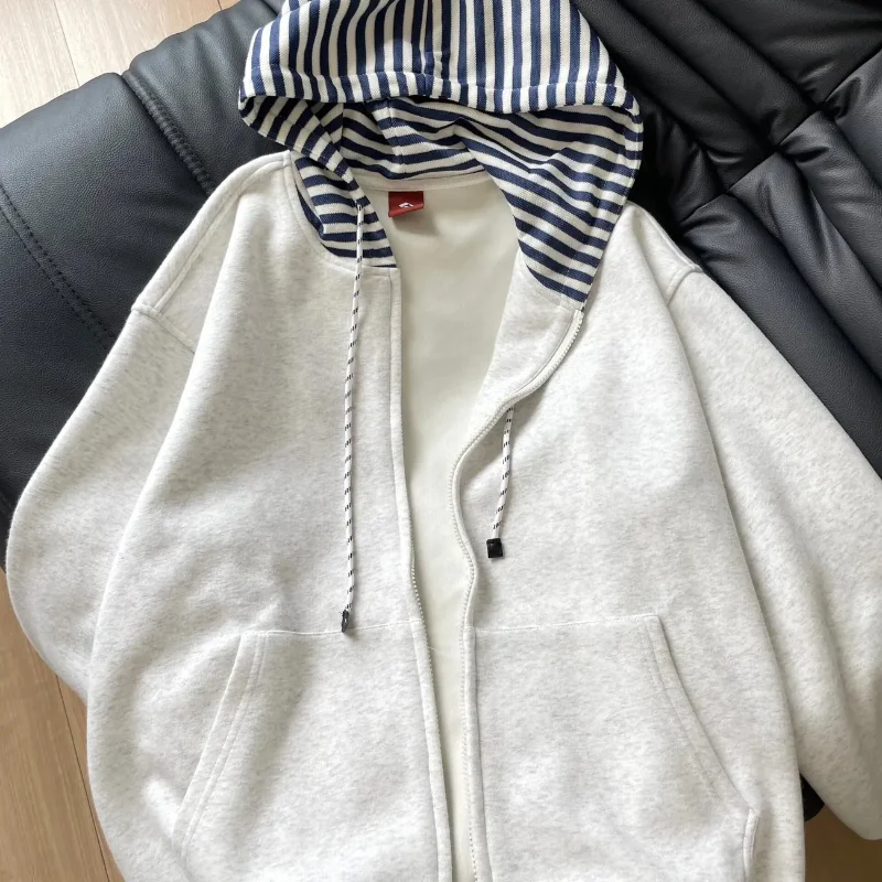 Женская толстовка с капюшоном в полоску в стиле ретро, свободный универсальный кардиган на молнии, модное пальто для ленивых
Женская толстовка с капюшоном в полоску в стиле ретро, свободный универсальный кардиган на молнии, модное пальто для ленивых