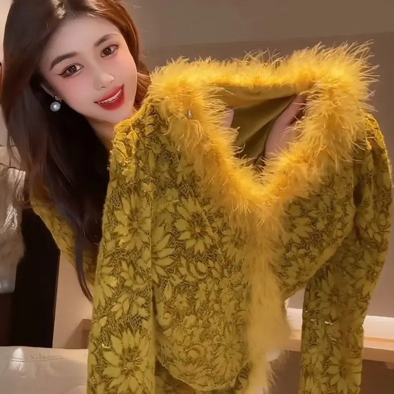 V-neck fluffy splicing long-sleeved lace top women's autumn and winter inner French split-ended bottoming shirt
V-neck fluffy splicing long-sleeved lace top women's autumn and winter inner French split-ended bottoming shirt