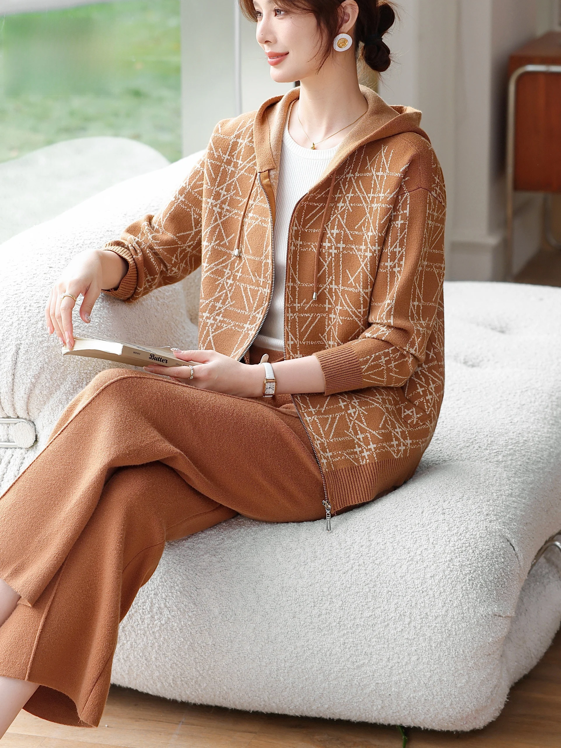 New Faionable Knitted Hat Two-Piece Set for Older Women Warm Loose Outerwear Zipper Closure Spring Collection ly Ladies
New Faionable Knitted Hat Two-Piece Set for Older Women Warm Loose Outerwear Zipper Closure Spring Collection ly Ladies