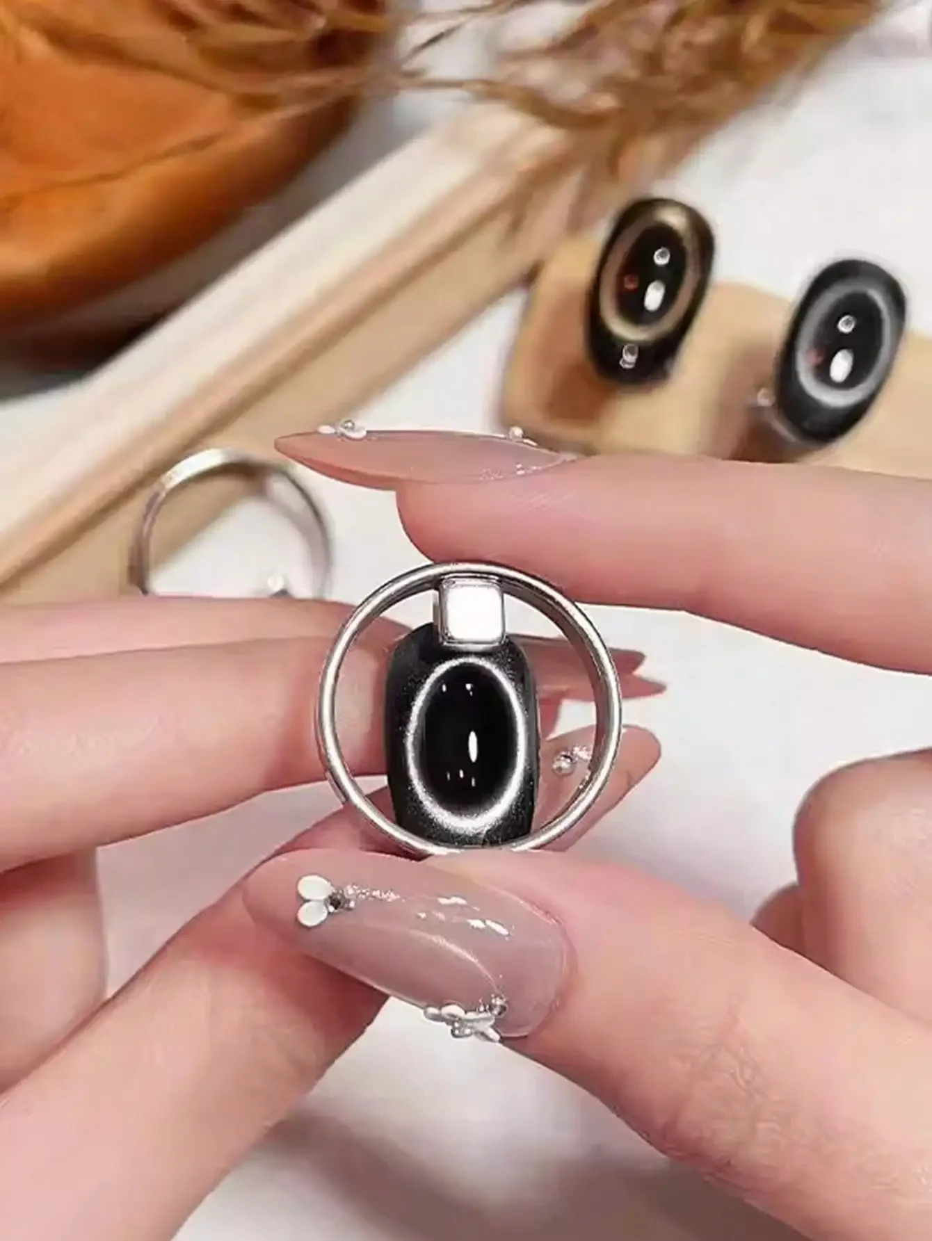 Upgraded Handheld Ring Cat Eye Magnet Set, Multi-Functional Strong Magnetic Cat Eye Gel Nail Polish Applicator, Ring Steel Ball Combination Design With Super Adhesive, Suitable Multifunctional Manicure Tool For Beginners
Upgraded Handheld Ring Cat Eye Magnet Set, Multi-Functional Strong Magnetic Cat Eye Gel Nail Polish Applicator, Ring Steel Ball Combination Design With Super Adhesive, Suitable Multifunctional Manicure Tool For Beginners