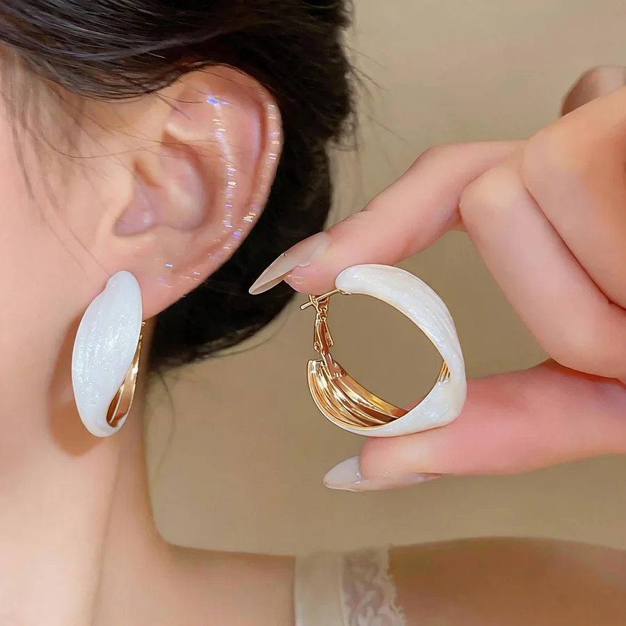 New White Dripping Oil Twisted Hoop Earrings for Women Minimalist Chunky Huggie Earrings Fashion Punk Jewelry Daily Party
New White Dripping Oil Twisted Hoop Earrings for Women Minimalist Chunky Huggie Earrings Fashion Punk Jewelry Daily Party