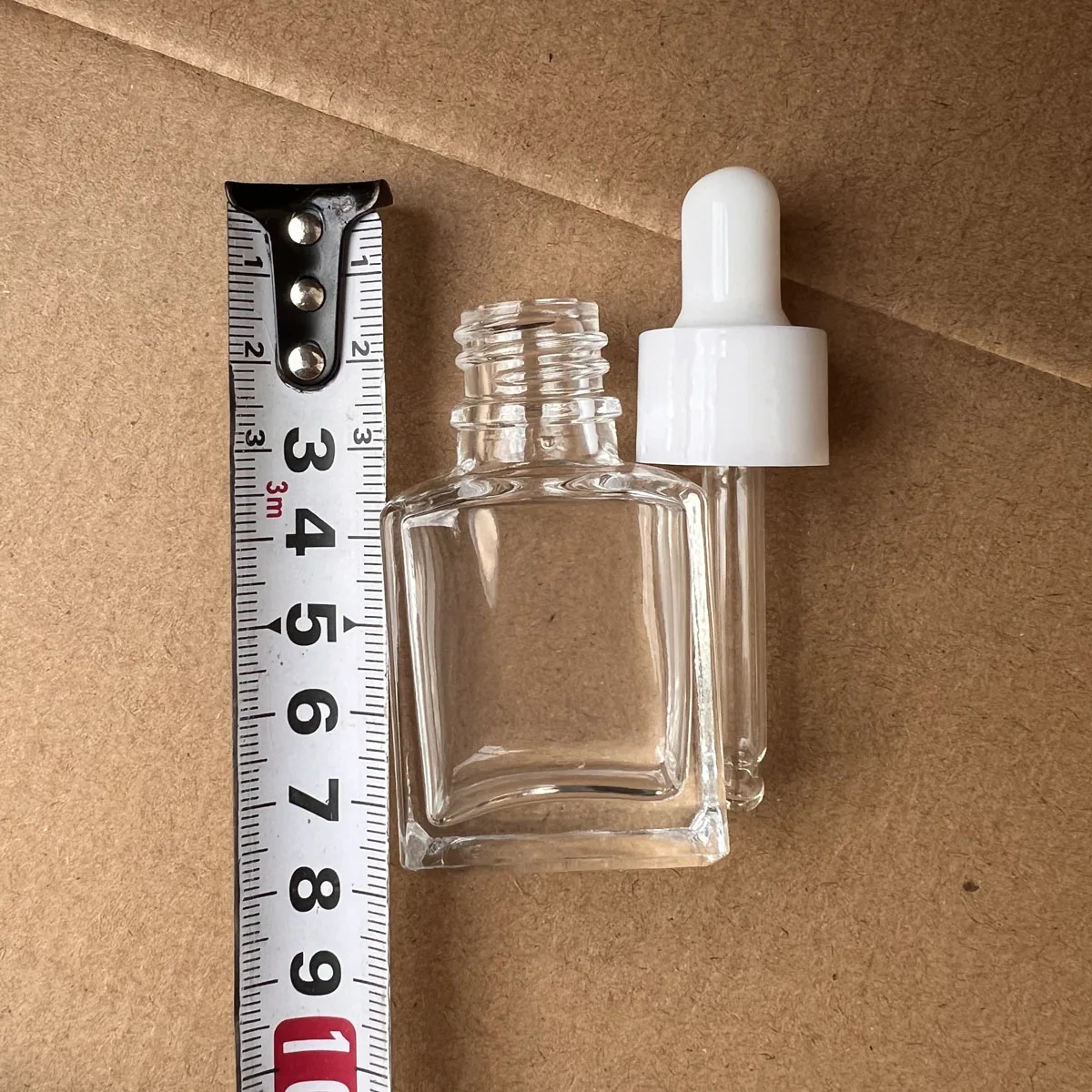 100 прозрачных бутылок по 15 мл с белыми крышками.
100 прозрачных бутылок по 15 мл с белыми крышками.