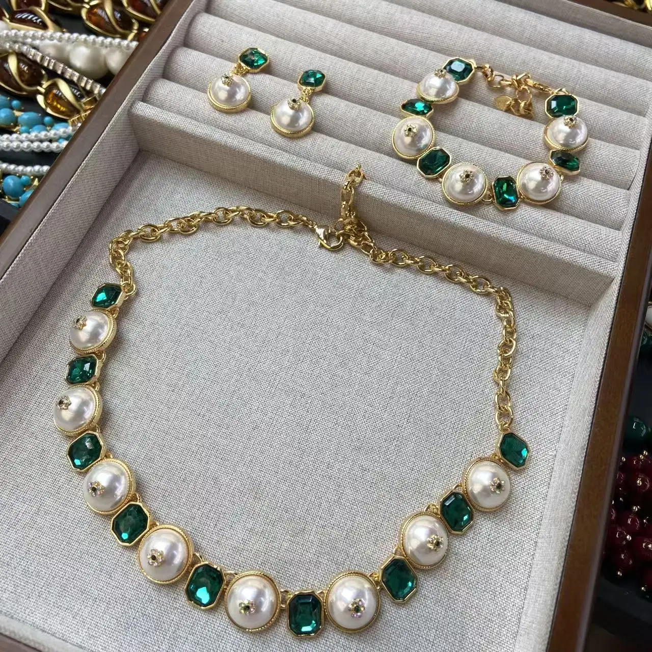New Vintage Emerald Pearl Necklace Bracelet Earring Three-Piece Suit Elegant Woman Jewelry Set Dress Banquet Accessories Fashion
New Vintage Emerald Pearl Necklace Bracelet Earring Three-Piece Suit Elegant Woman Jewelry Set Dress Banquet Accessories Fashion