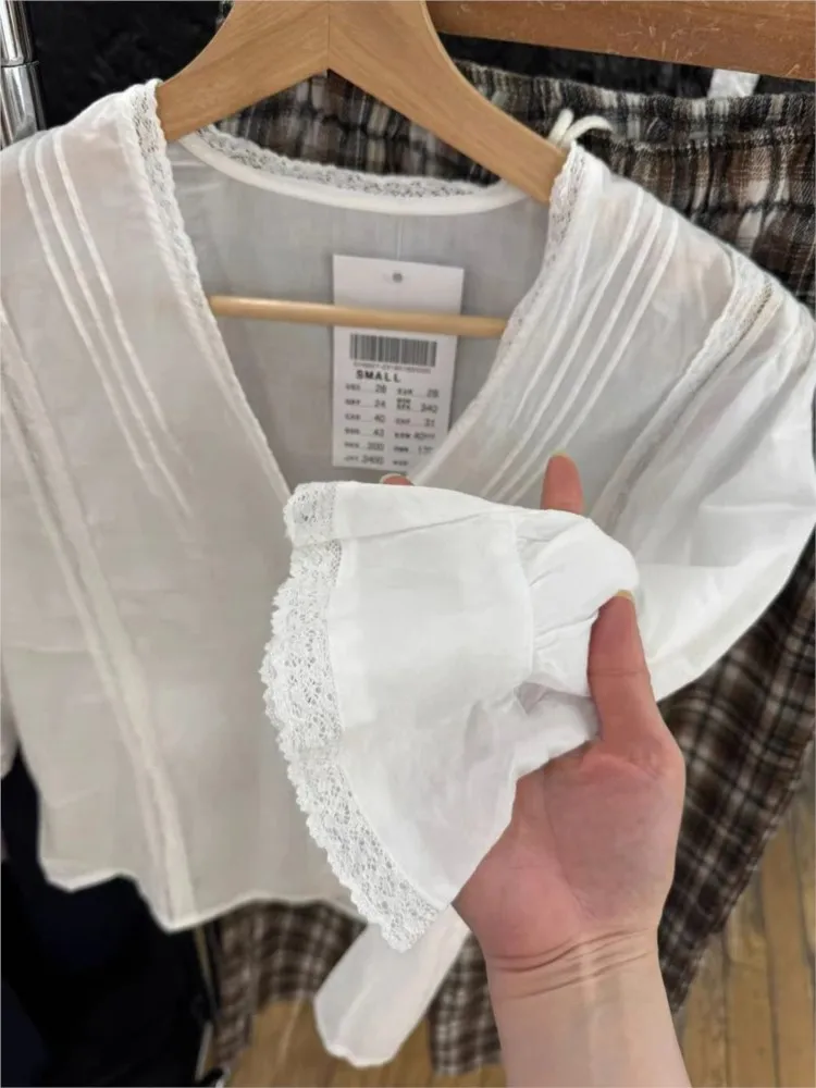 Милая белая футболка с v-образным вырезом и оборками, блузка, женская летняя кружевная отделка, однобортные футболки с короткими рукавами, простые универсальные футболки, новинка 
Милая белая футболка с v-образным вырезом и оборками, блузка, женская летняя кружевная отделка, однобортные футболки с короткими рукавами, простые универсальные футболки, новинка