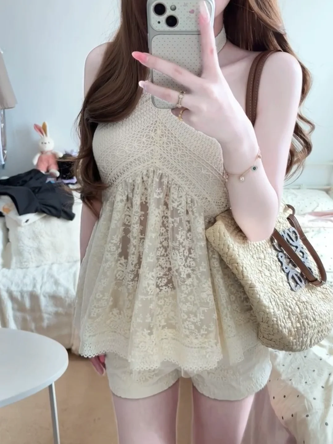 Sexy Retro Lace Patchwork Halter Top And Short Shorts Two-Piece Set for Young Women Low Waist Pure Color Summer Fashion
Sexy Retro Lace Patchwork Halter Top And Short Shorts Two-Piece Set for Young Women Low Waist Pure Color Summer Fashion