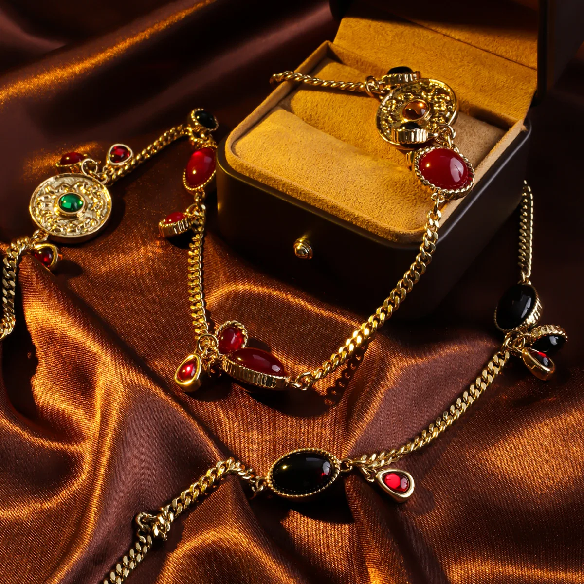 New Fashion Vintage Light Luxury Glass Rhinestones Inlaid With Long Sweater Chain Necklace Women's Fashion Jewelry
New Fashion Vintage Light Luxury Glass Rhinestones Inlaid With Long Sweater Chain Necklace Women's Fashion Jewelry