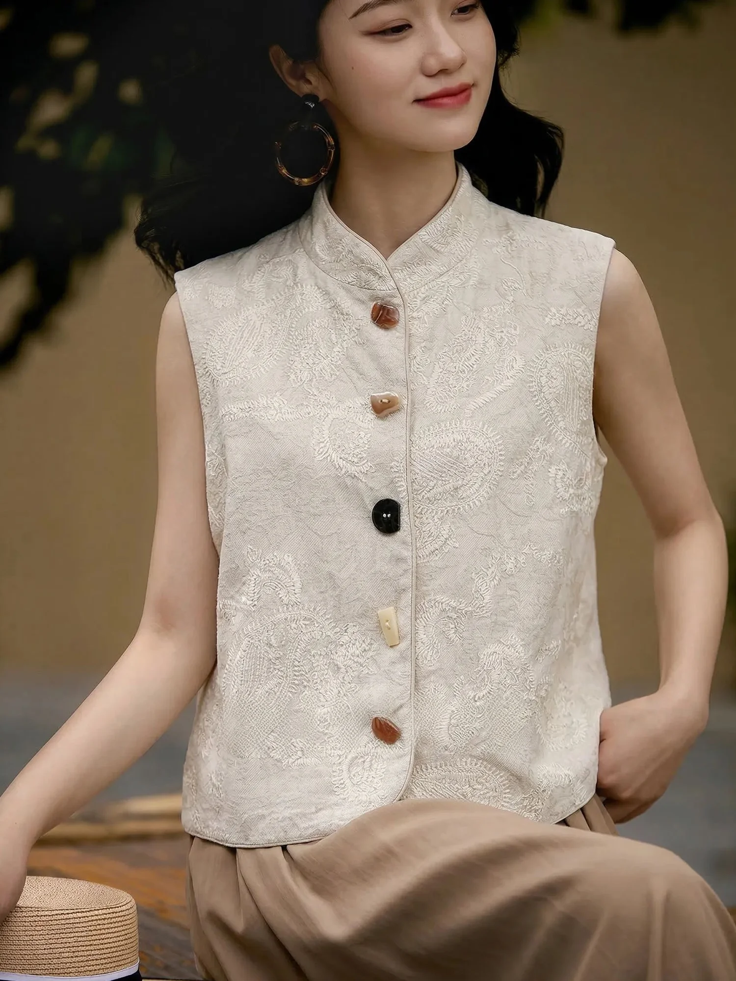 Chivirin New Chinese Style Cotton Linen Sleeveless Stand Collar Embroidered Button Slim Fit Versatile Summer Top Vest for Women
Chivirin New Chinese Style Cotton Linen Sleeveless Stand Collar Embroidered Button Slim Fit Versatile Summer Top Vest for Women