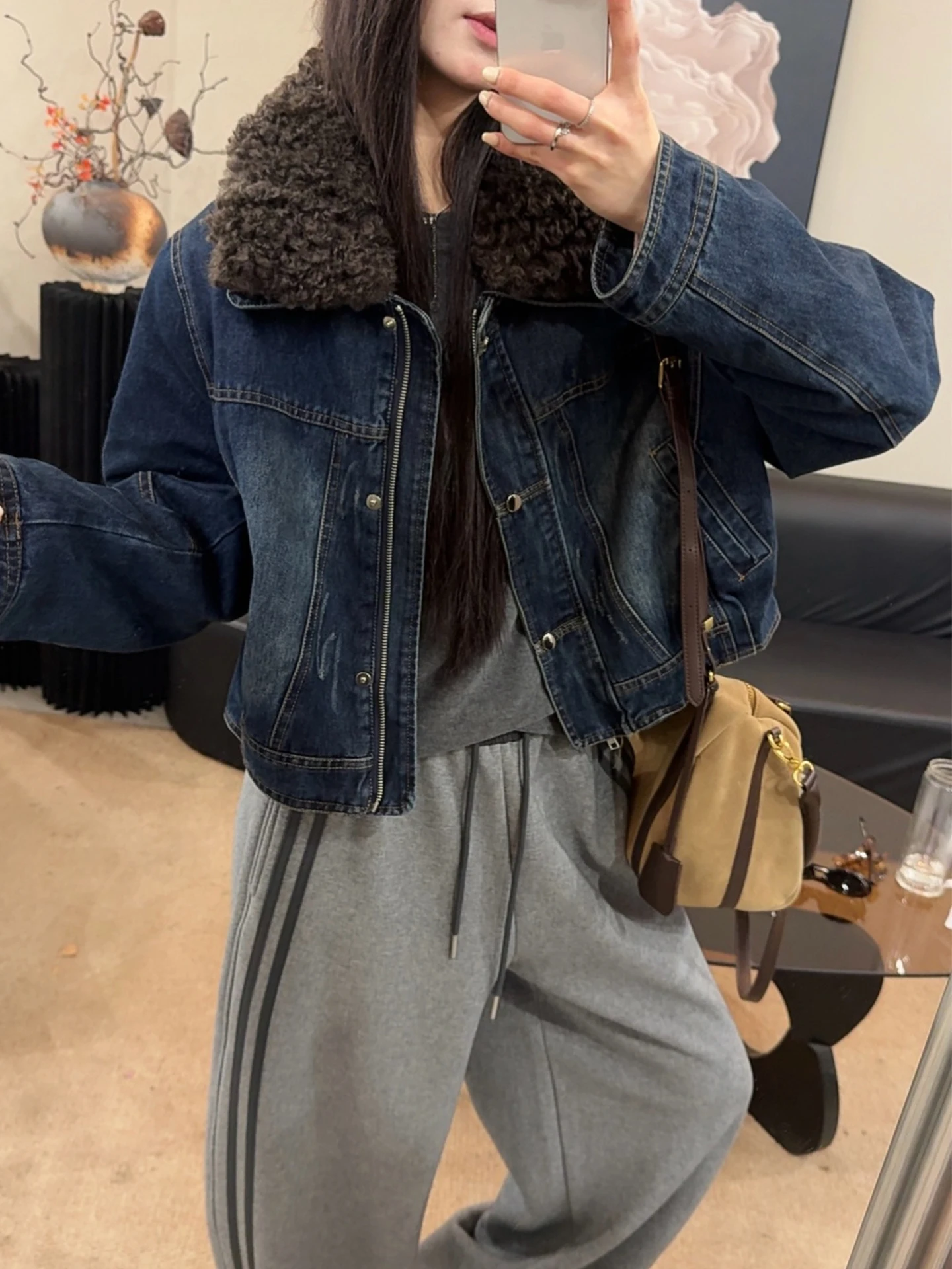Trendy Faux Fur Spliced Short Denim Jacket Women's Autumn Winter New Style Vintage Slimming Fashionable Commute Style Loose Fit
Trendy Faux Fur Spliced Short Denim Jacket Women's Autumn Winter New Style Vintage Slimming Fashionable Commute Style Loose Fit