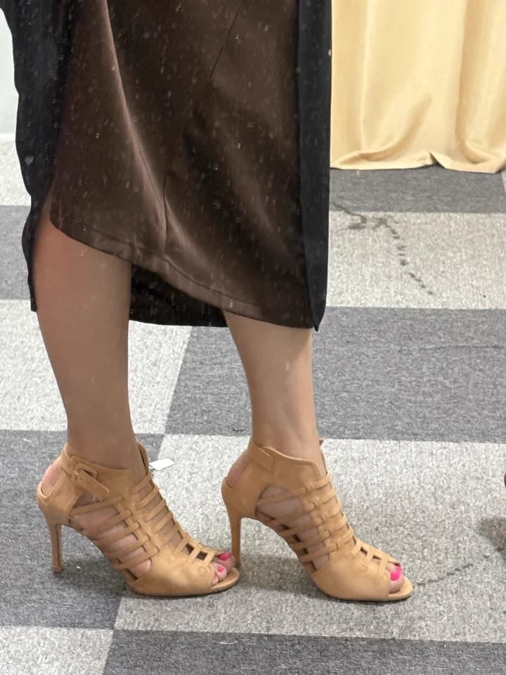 Новые женские туфли-лодочки ручной работы на высоком каблуке с открытым носком, с одним ремешком на щиколотке, из светло-коричневой замши, в винтажном стиле, с вырезами по бокам, модные и сексуальные, весна/лето
Новые женские туфли-лодочки ручной работы на высоком каблуке с открытым носком, с одним ремешком на щиколотке, из светло-коричневой замши, в винтажном стиле, с вырезами по бокам, модные и сексуальные, весна/лето