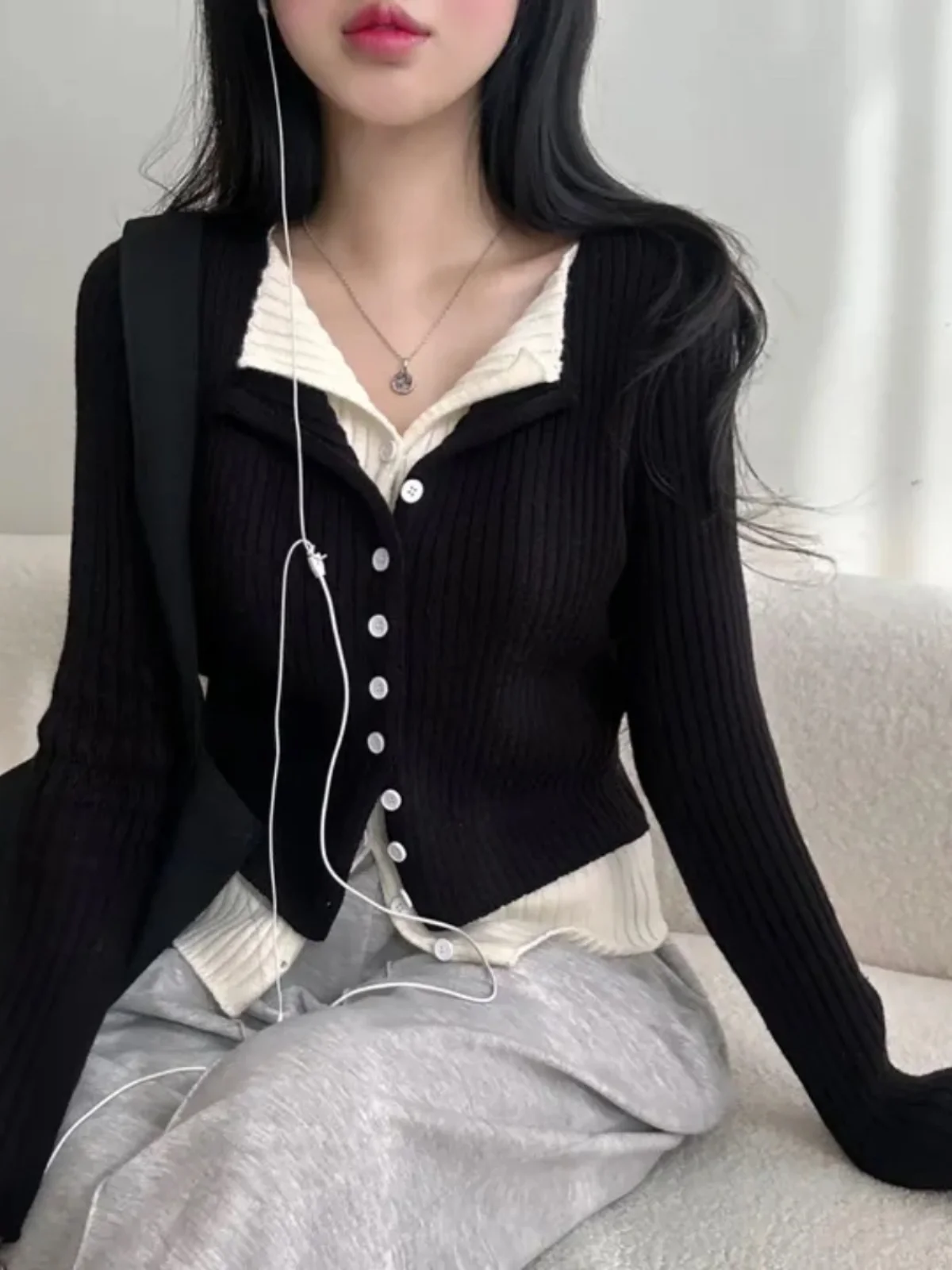 Korean Sle Knitted Apparels Women's Faion V-Ne Single Button Turn-down Collar Slim Fit Long Sve Base Open Cardigan
Korean Sle Knitted Apparels Women's Faion V-Ne Single Button Turn-down Collar Slim Fit Long Sve Base Open Cardigan