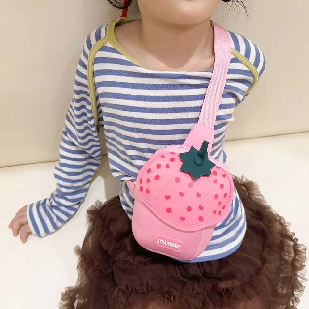 Portable Strawberry Children Backpack Fruit Cartoon Children's Crossbody Bag Large Capacity Cute Students Chest Bag Kindergarten
Portable Strawberry Children Backpack Fruit Cartoon Children's Crossbody Bag Large Capacity Cute Students Chest Bag Kindergarten