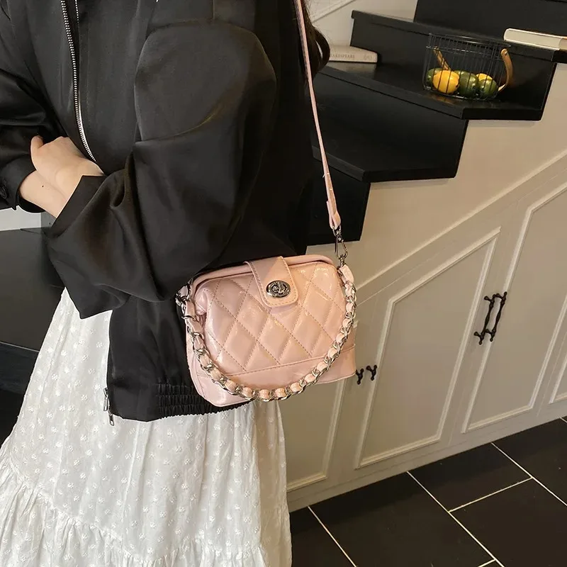 2025 New Women's Luxury Diamond Chain Bag Must-Have Casual Underarm/Shoulder/Crossbody Handbag Unique Fashionable Tote
2025 New Women's Luxury Diamond Chain Bag Must-Have Casual Underarm/Shoulder/Crossbody Handbag Unique Fashionable Tote
