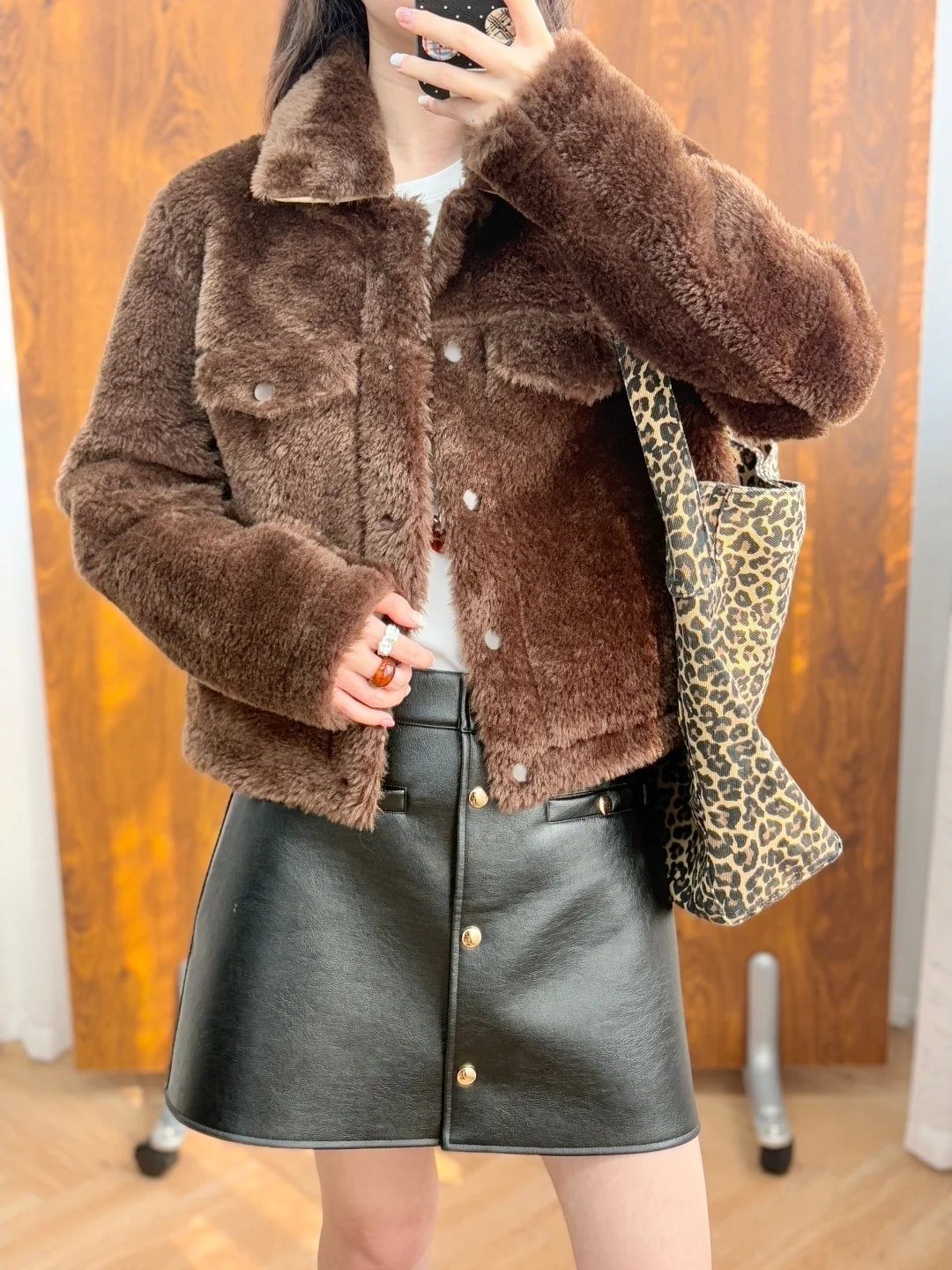 Экологичная шуба из искусственного меха 2025 года: новая зимняя модель с отстегивающимся воротником, в стиле ретро, с интегрированной кожаной и меховой отделкой, женская верхняя одежда
Экологичная шуба из искусственного меха 2025 года: новая зимняя модель с отстегивающимся воротником, в стиле ретро, с интегрированной кожаной и меховой отделкой, женская верхняя одежда