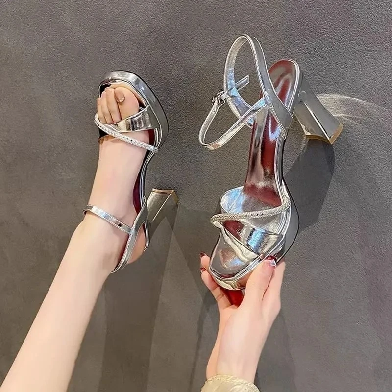 One-word Buckle Strap Sandals for Women 2026 Summer New Fairy Feng Rhinestone Beautiful Outward Wear Open-toe High Heels
One-word Buckle Strap Sandals for Women 2026 Summer New Fairy Feng Rhinestone Beautiful Outward Wear Open-toe High Heels