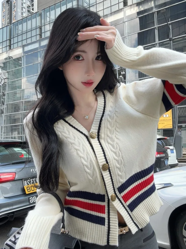 Retro V-neck Knitted Sweater Women's Autumn Winter Short Waist-cinching Open Cardigan Color Block Academic Style Fashionable
Retro V-neck Knitted Sweater Women's Autumn Winter Short Waist-cinching Open Cardigan Color Block Academic Style Fashionable