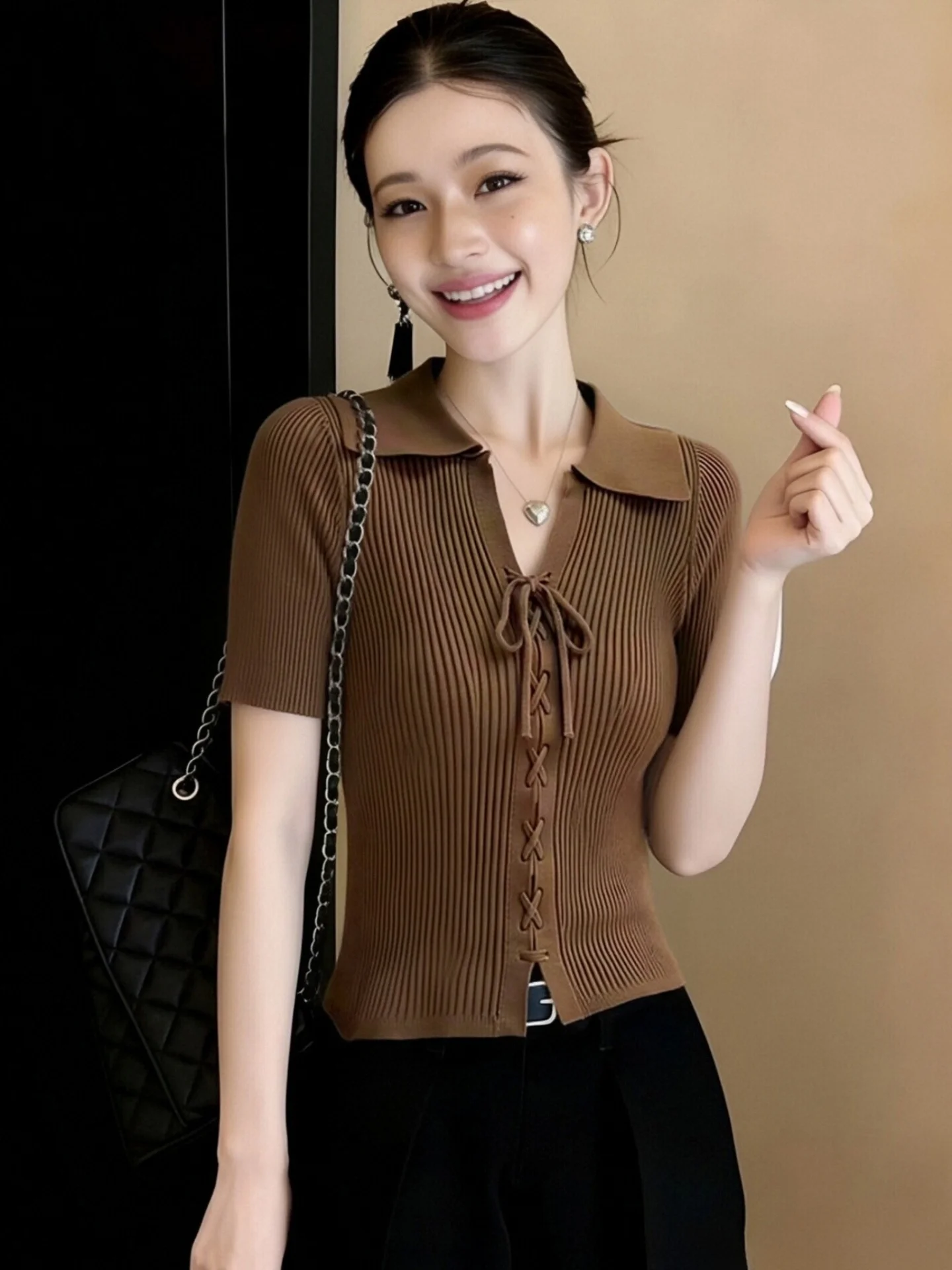 Slimming V-Neck Short Sleeve Ice Silk Shirt Women's Summer Fashion Belted Top Korean Style Loose Fit Comfortable Knitted
Slimming V-Neck Short Sleeve Ice Silk Shirt Women's Summer Fashion Belted Top Korean Style Loose Fit Comfortable Knitted