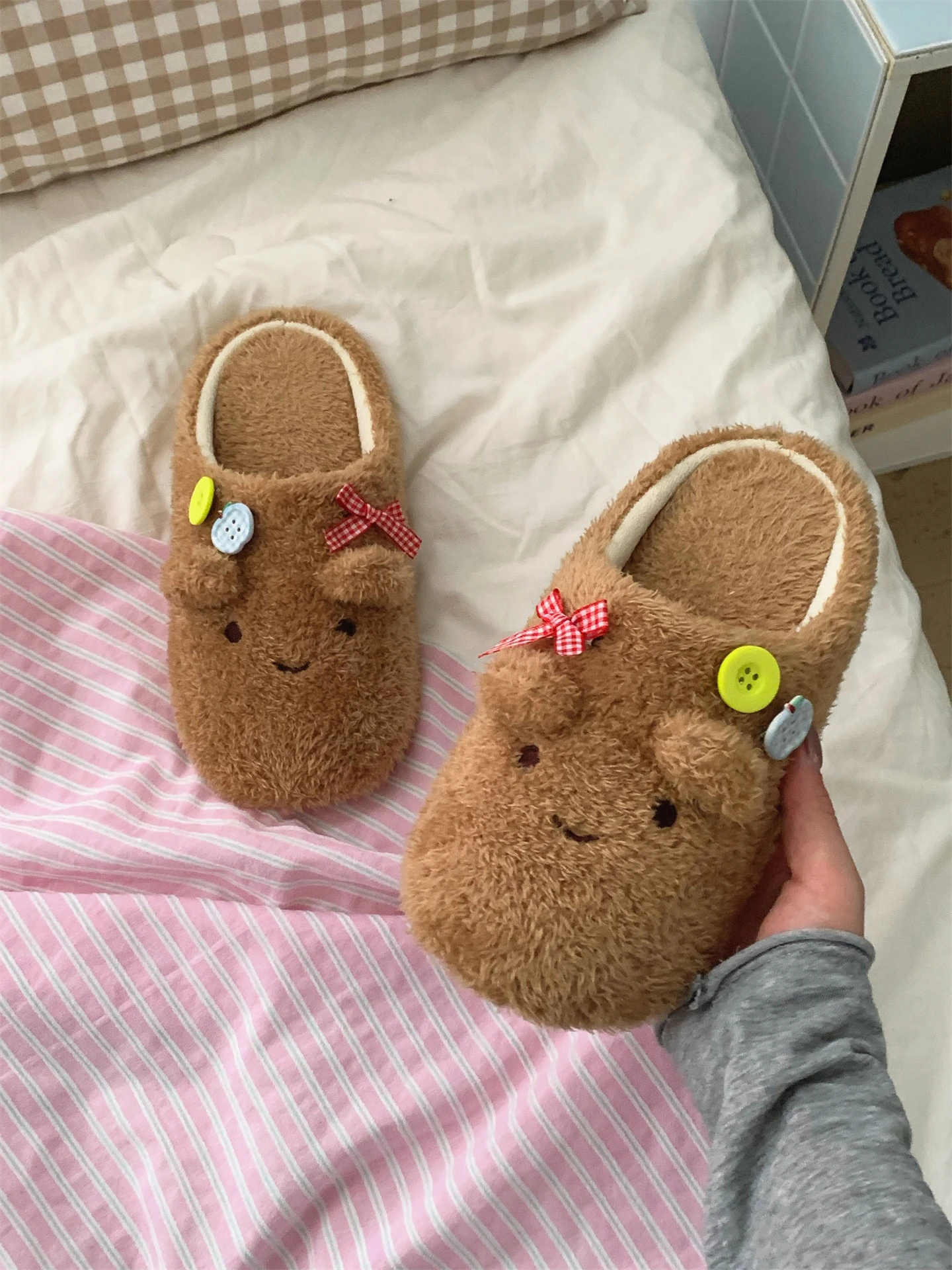 Милые мультяшные тапочки для дома, мягкие, для использования в помещении, женские, осенне-зимние, бесшумные, хлопковые, с тонким ремешком, для дома
Милые мультяшные тапочки для дома, мягкие, для использования в помещении, женские, осенне-зимние, бесшумные, хлопковые, с тонким ремешком, для дома